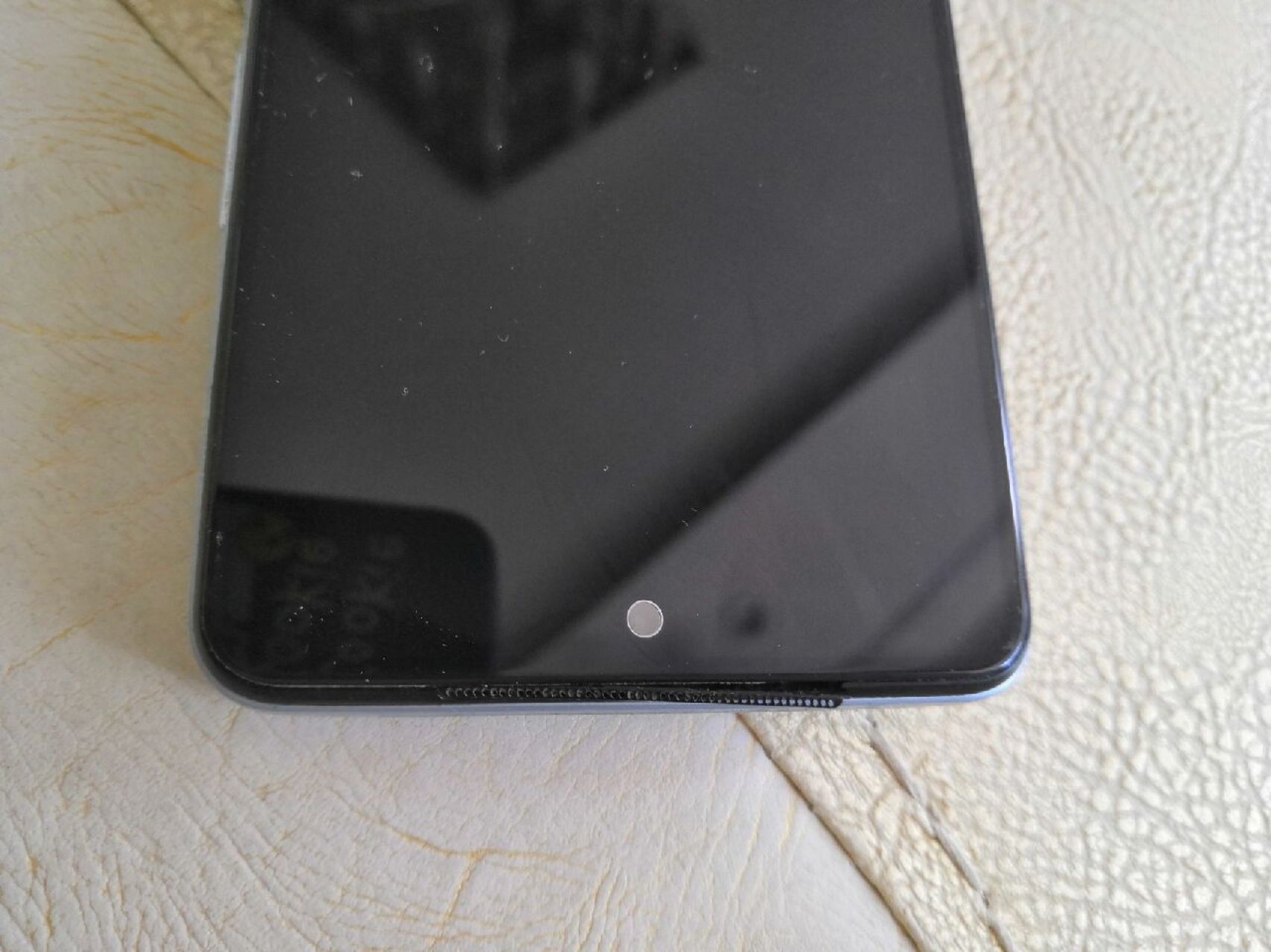 iqoo neo 5屏幕脱胶 neo5去年刚出的时候买的,用了一年多,除了屏幕辣