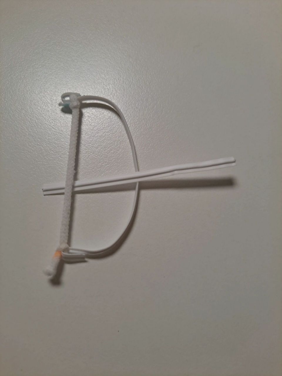 今天用口罩皮筋和铁条做的弓箭 今天用一个用过的口罩做的弓箭,也算