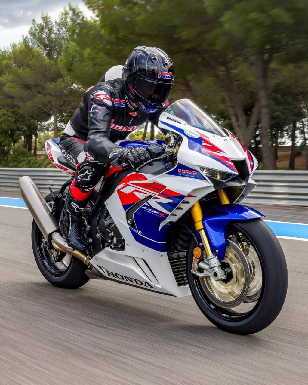 本田cbr1000rrrsp火刃vs雅马哈r1m.纸面数据大pk海淘摩托