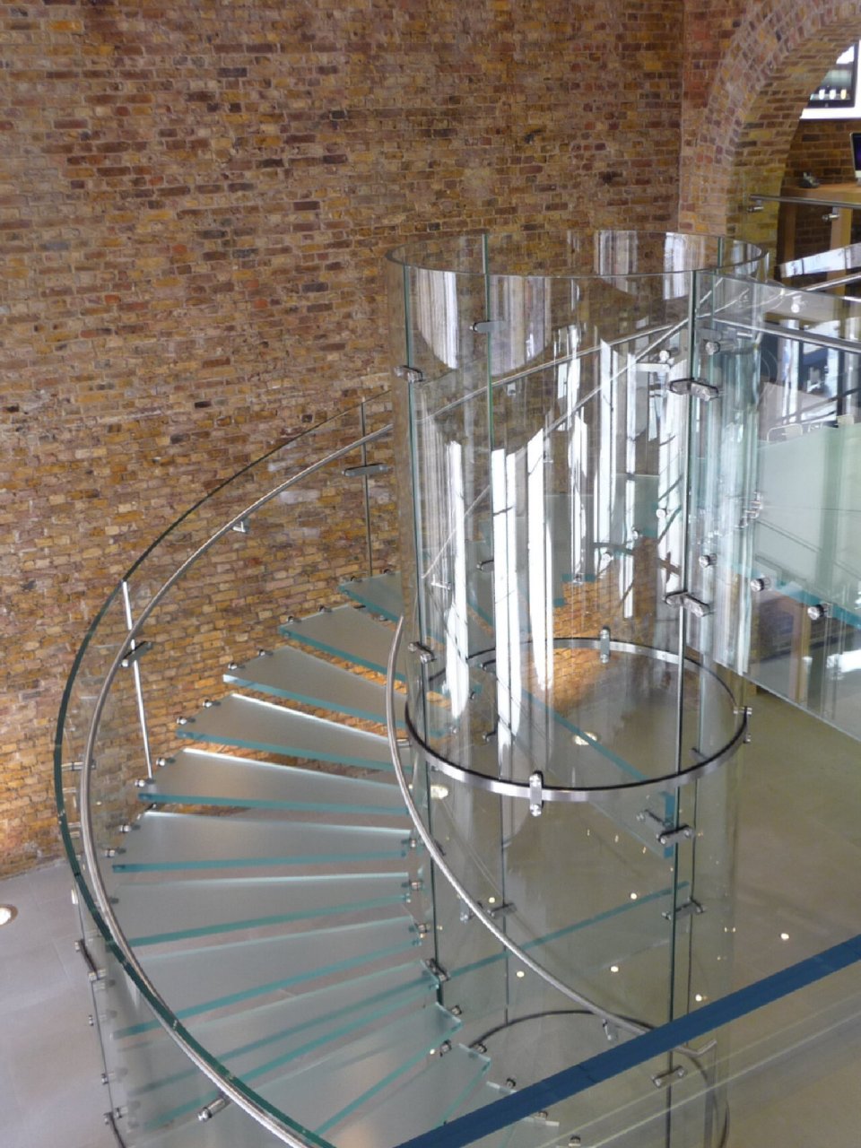 苹果店玻璃楼梯算不算楼梯行业的悲哀呢?