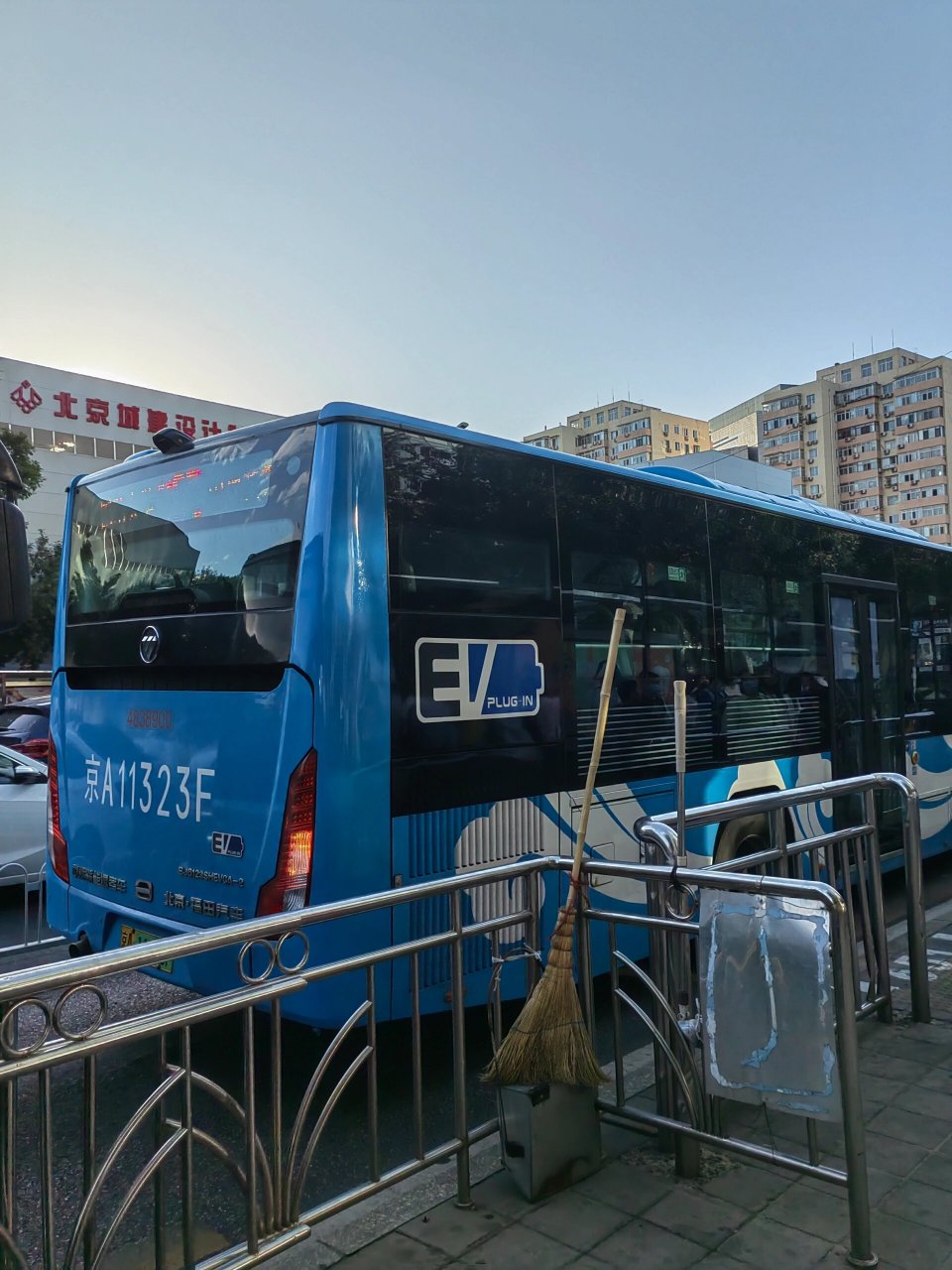 305路公交车  4838899,4838900