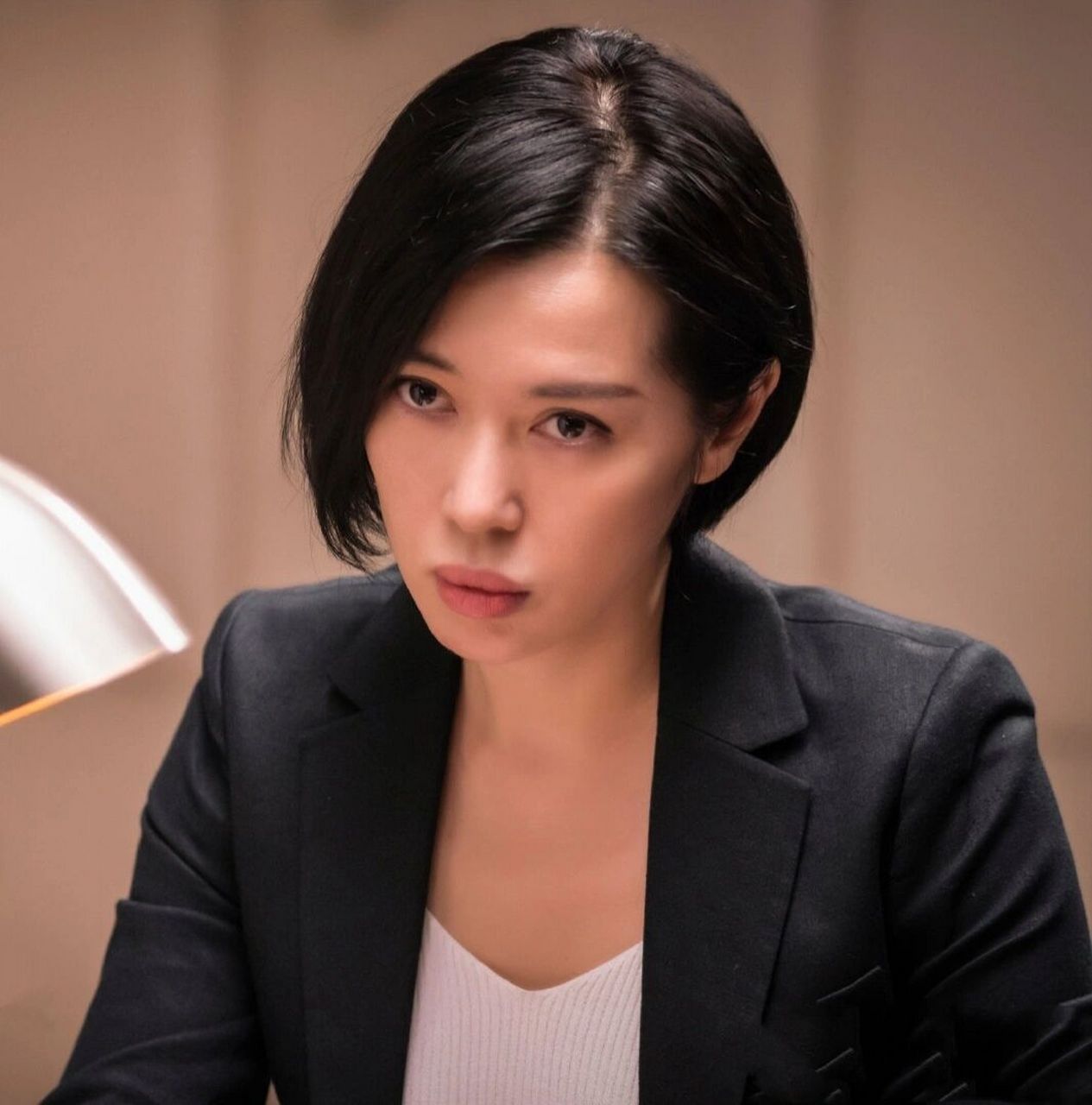 余男的气质真的挺独特,有种奇怪的气场 在微博上偶然看到了新剧《谎言