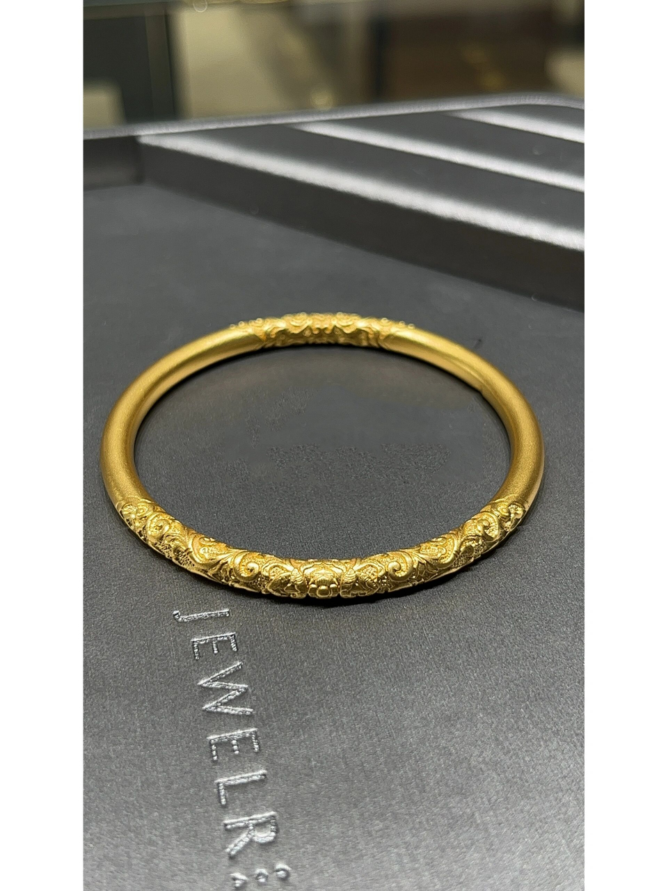 周大福荟馆名贵手镯 卷草纹手镯,56.58圈口96货,速度快才有喔!06