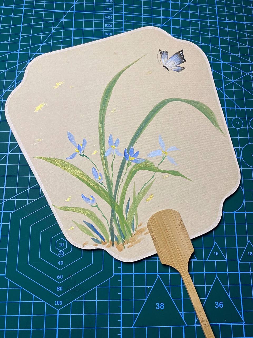 手绘团扇 兰花 任是无人也自香 兰花的花语:为淡泊名利,贤良德淑,高雅