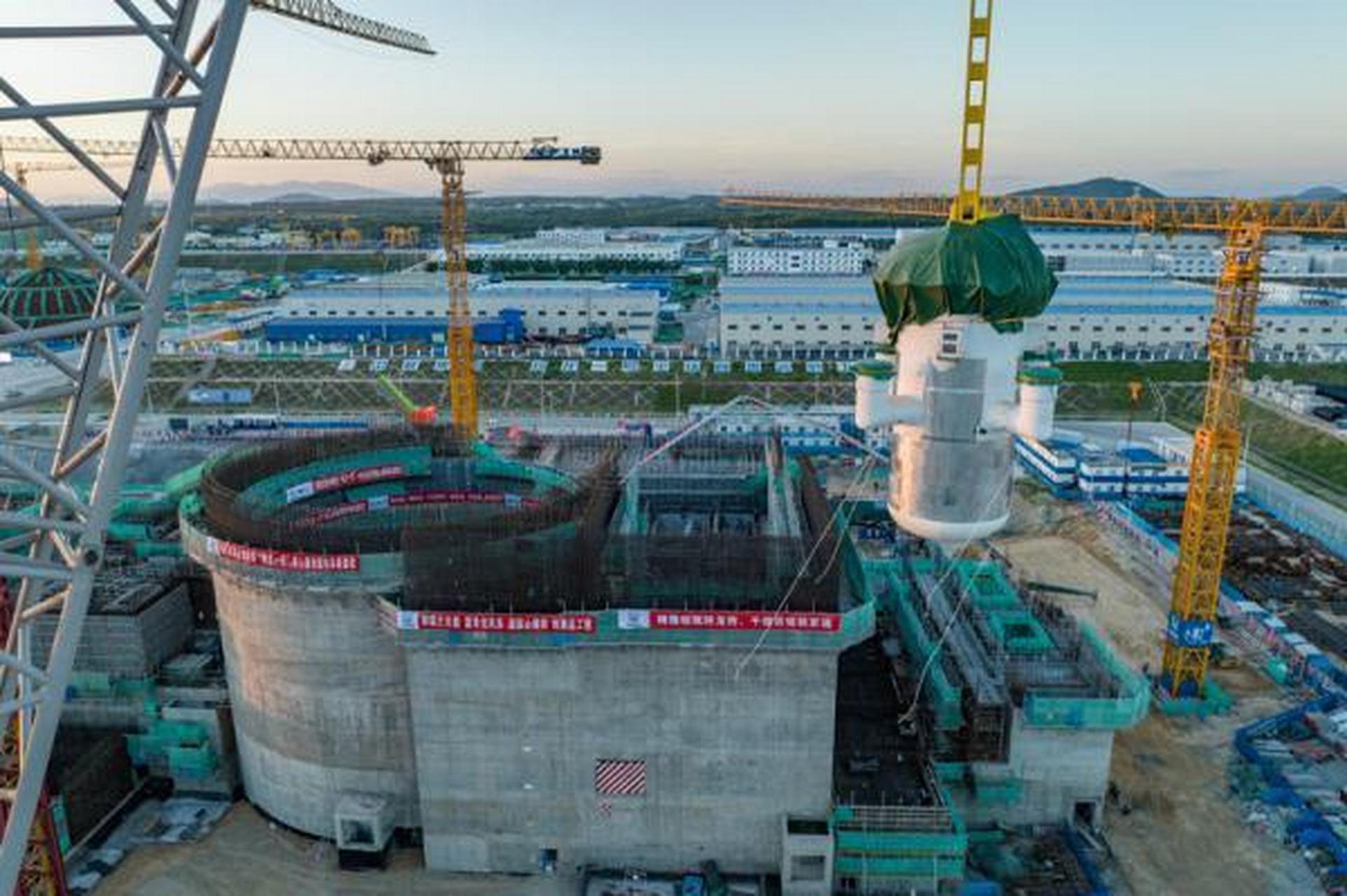 【"玲龙一号"小型核反应堆吊装成功,使004号航母实现核动力成为可能】