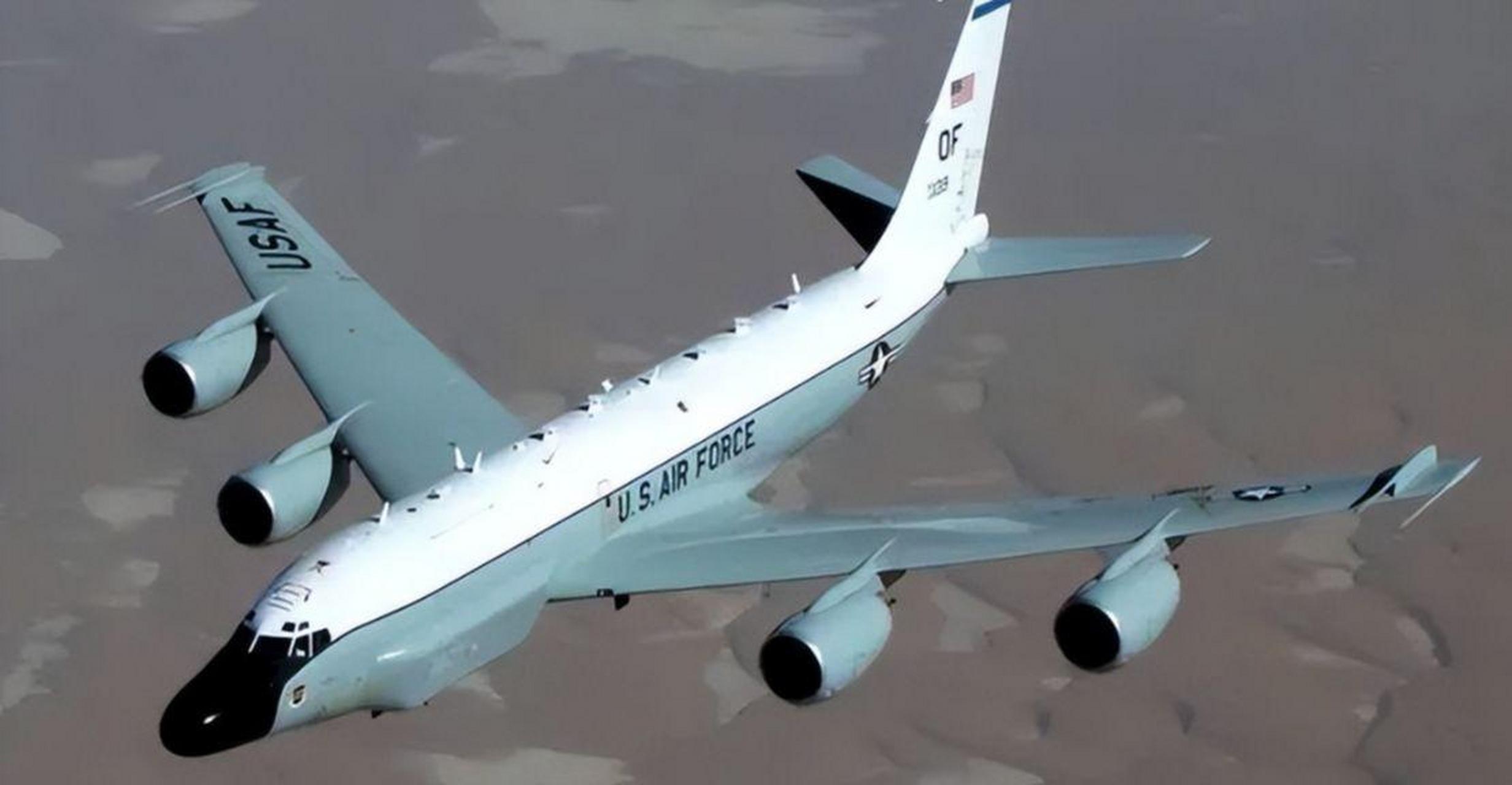 据报道,这架侦察机被确认为rc-135u战略侦察机.