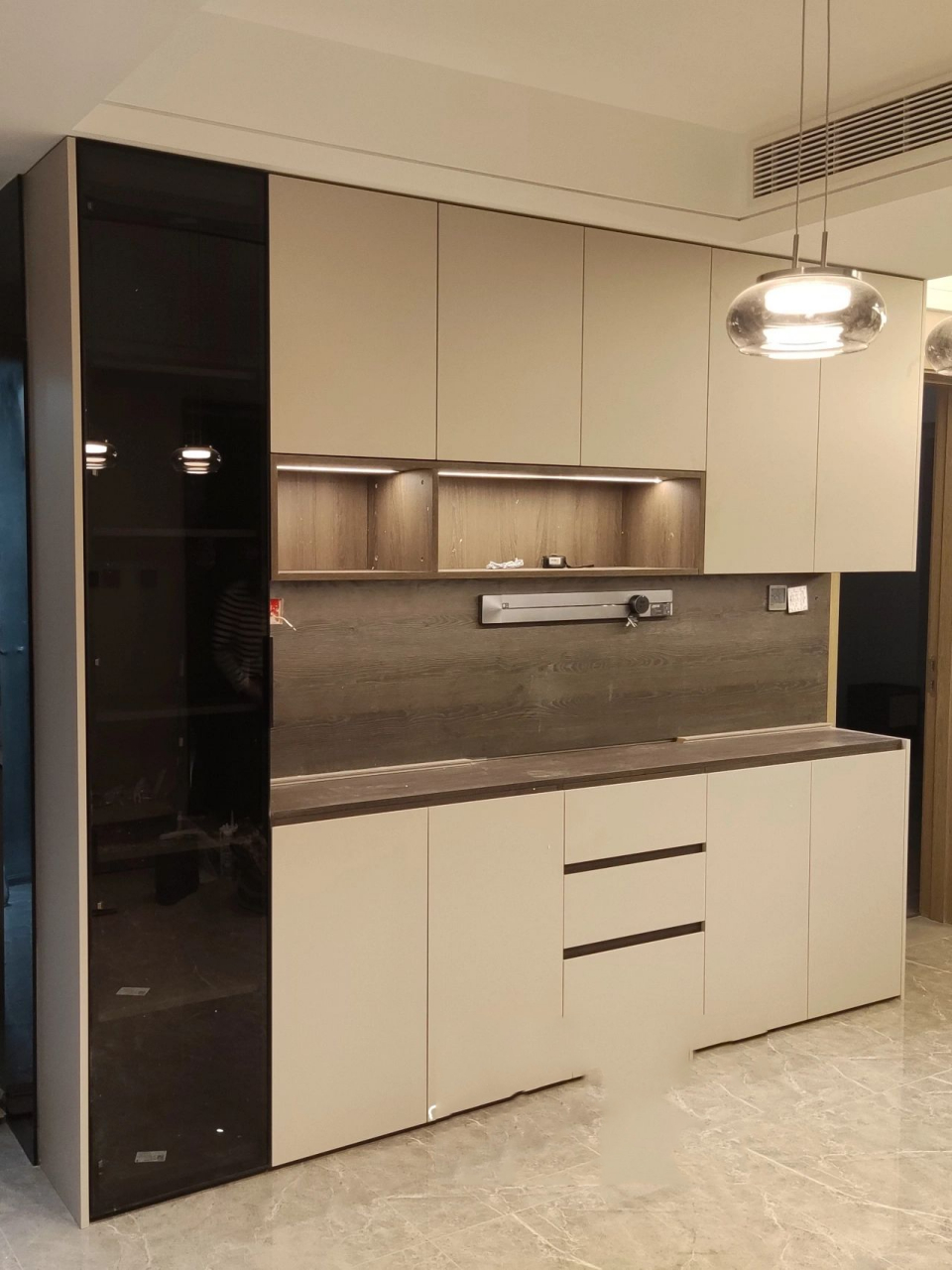 81搭配:羊绒灰柜门黑色短拉手,简约耐看 . 97爱格u702:米色