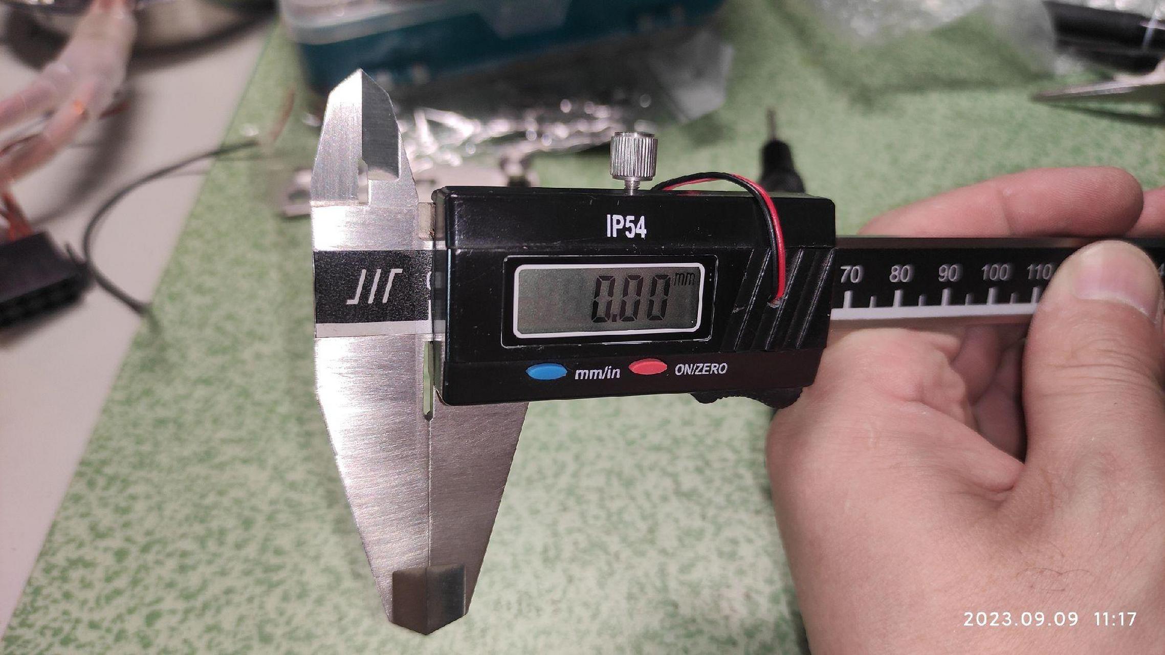 数显游标卡尺改大锂电池.