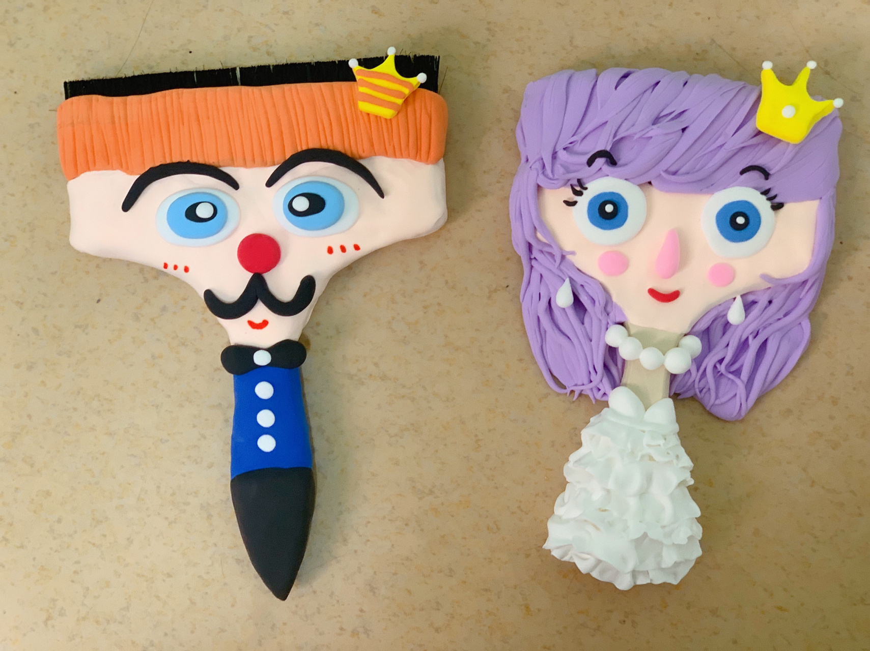 幼儿园环创—刷子大变身 材料:羊毛刷,轻粘土,丙烯颜料,马克笔 幼儿园