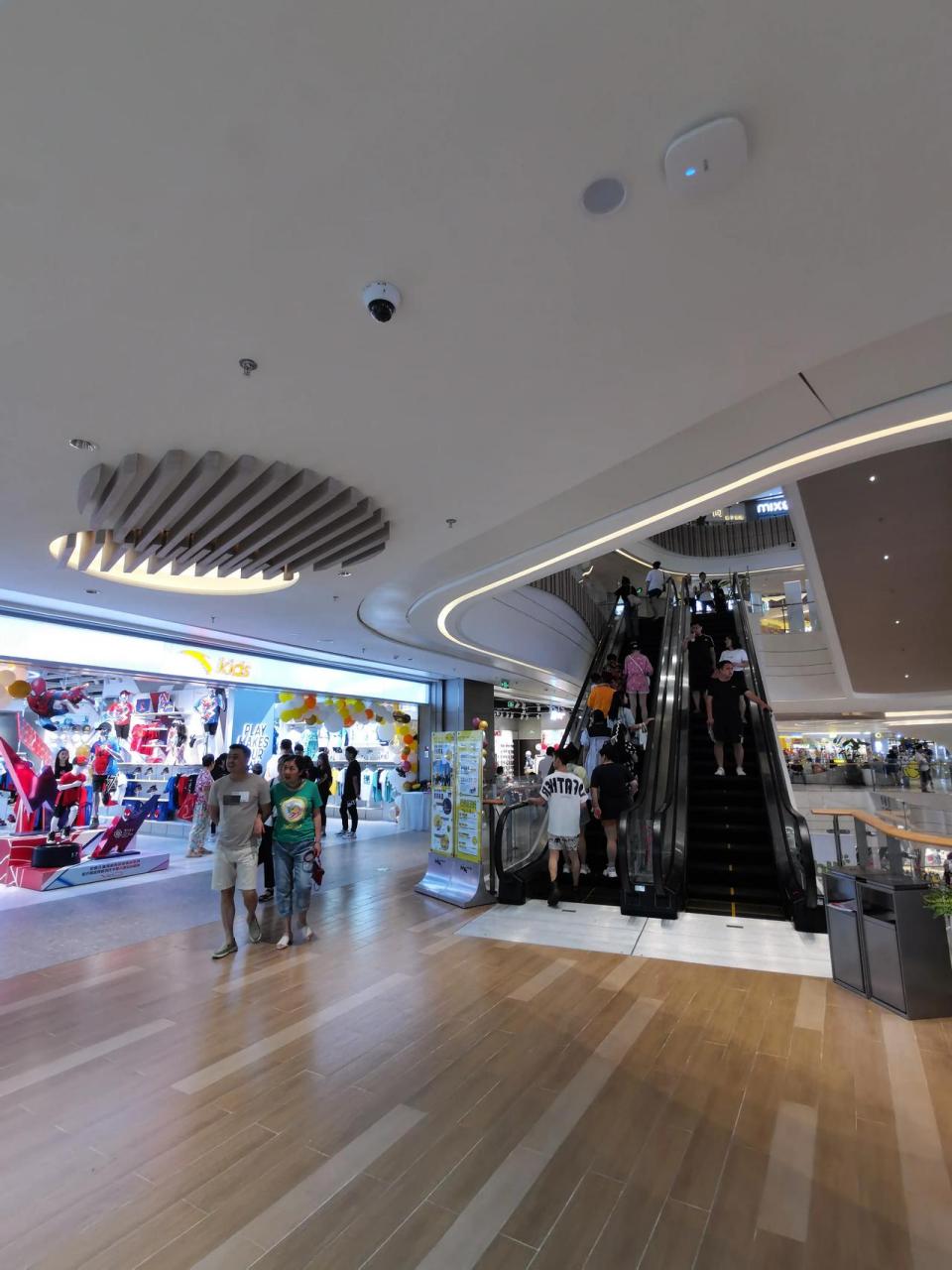 6月13日下午5点,大渡口的新商场万象汇开业了,人真的非常多,可能今天