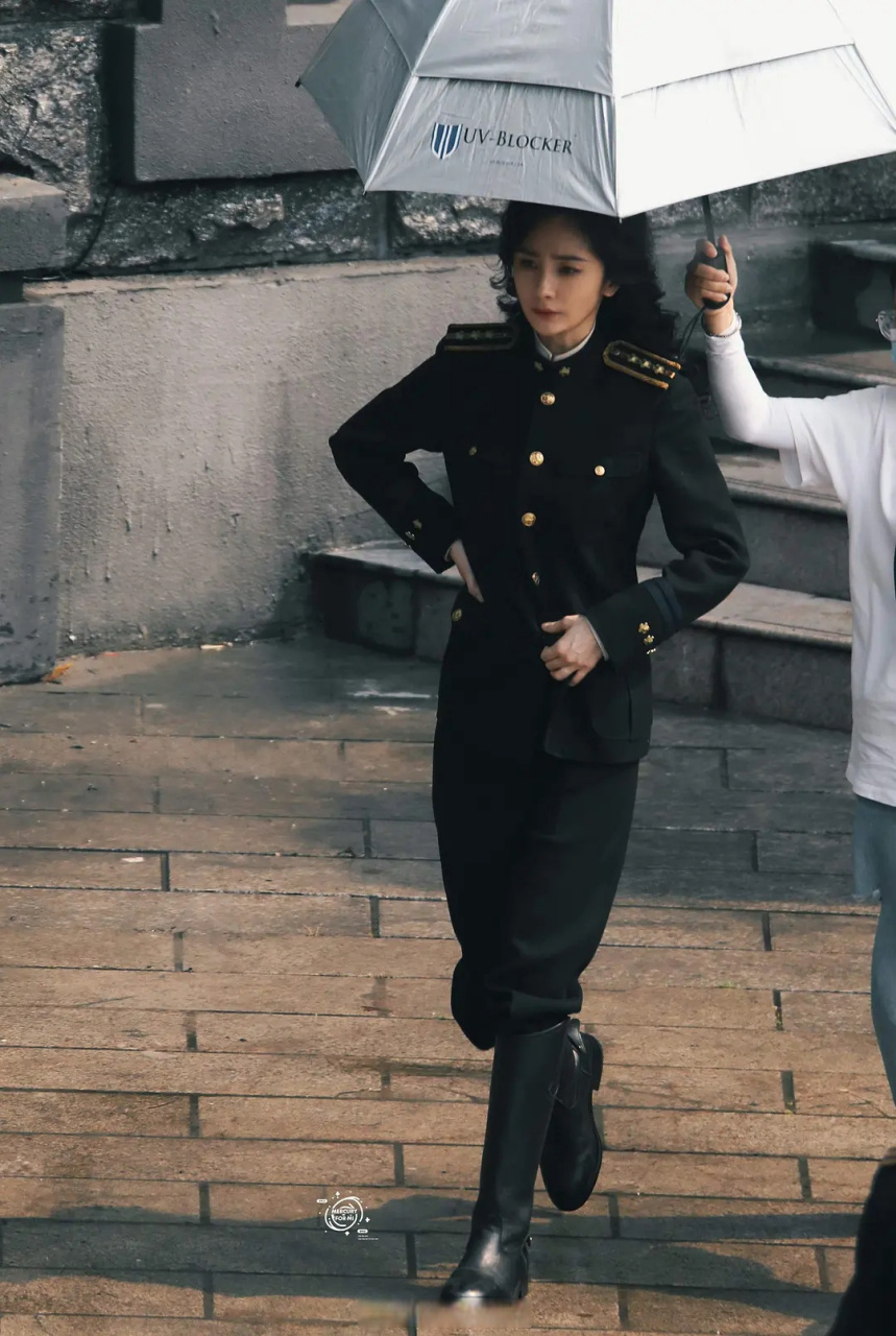 杨幂哈尔滨1944最新路透,这个卷发一秒梦回雪见,剧本怎么样不好说颜值