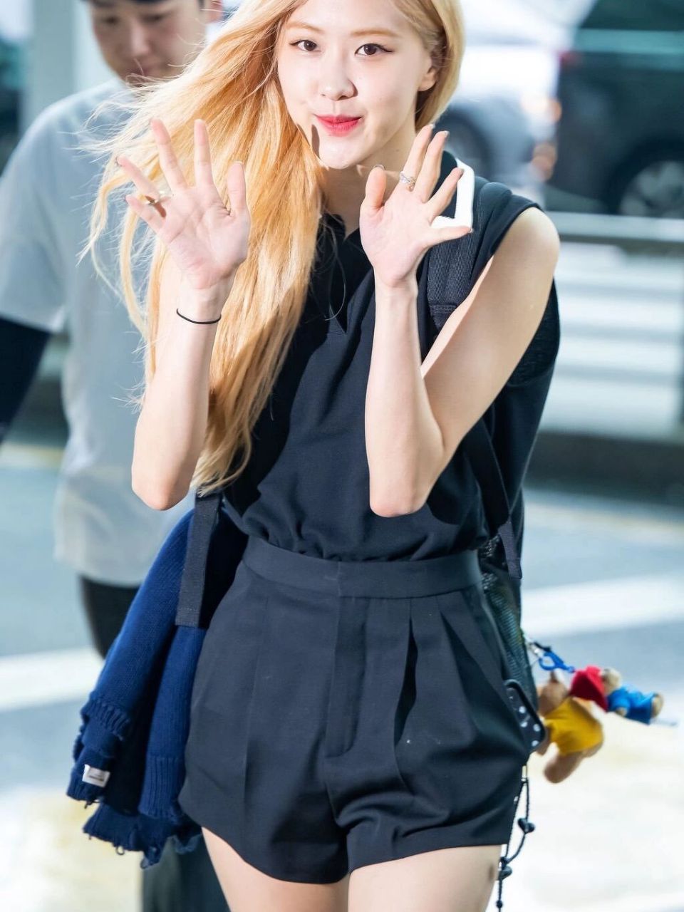 rose今日机场穿搭黑白色系 简约大方!