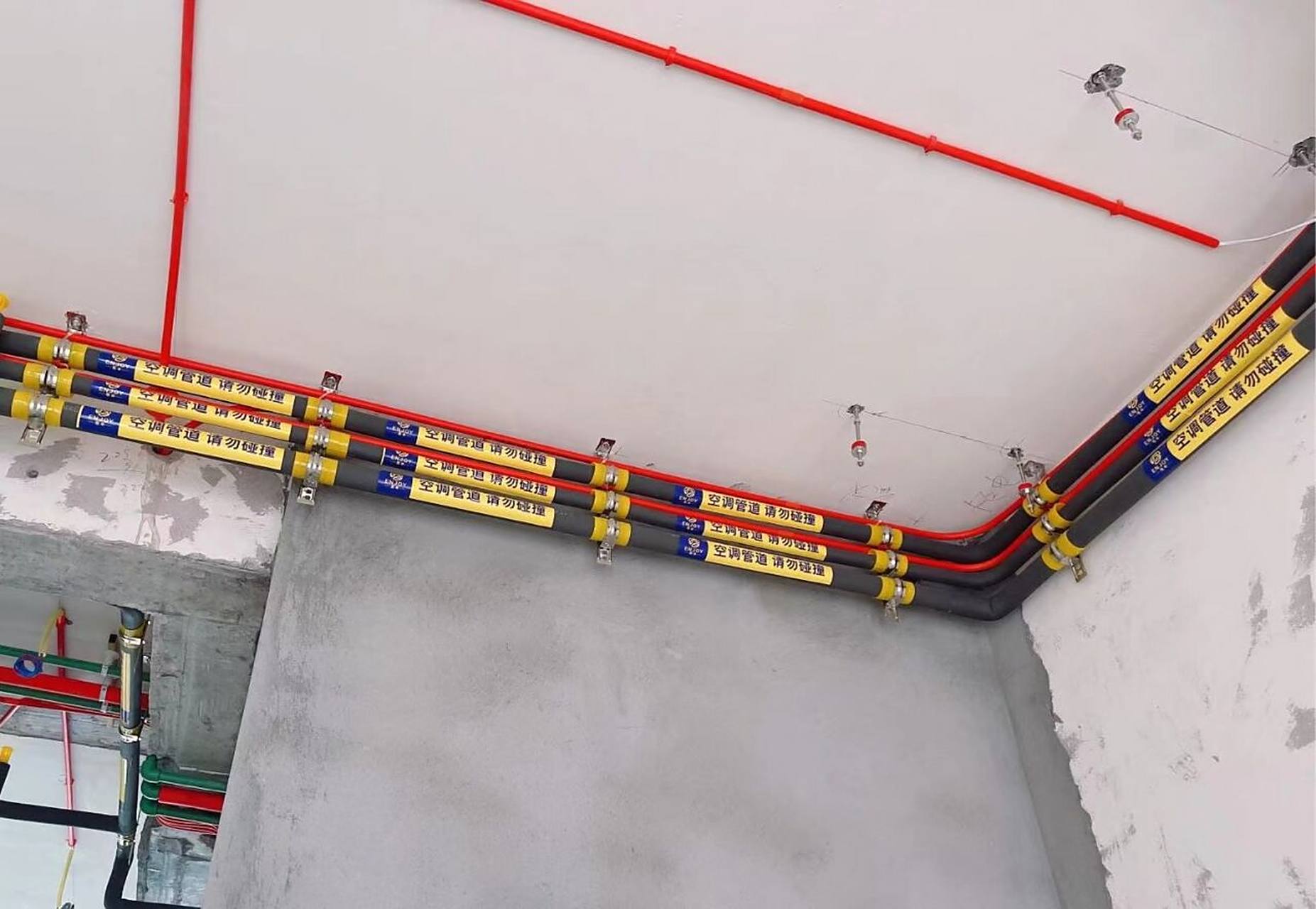 空调施工步骤四:冷凝水管安装 中央空调在运行的过程中都会有冷凝水的