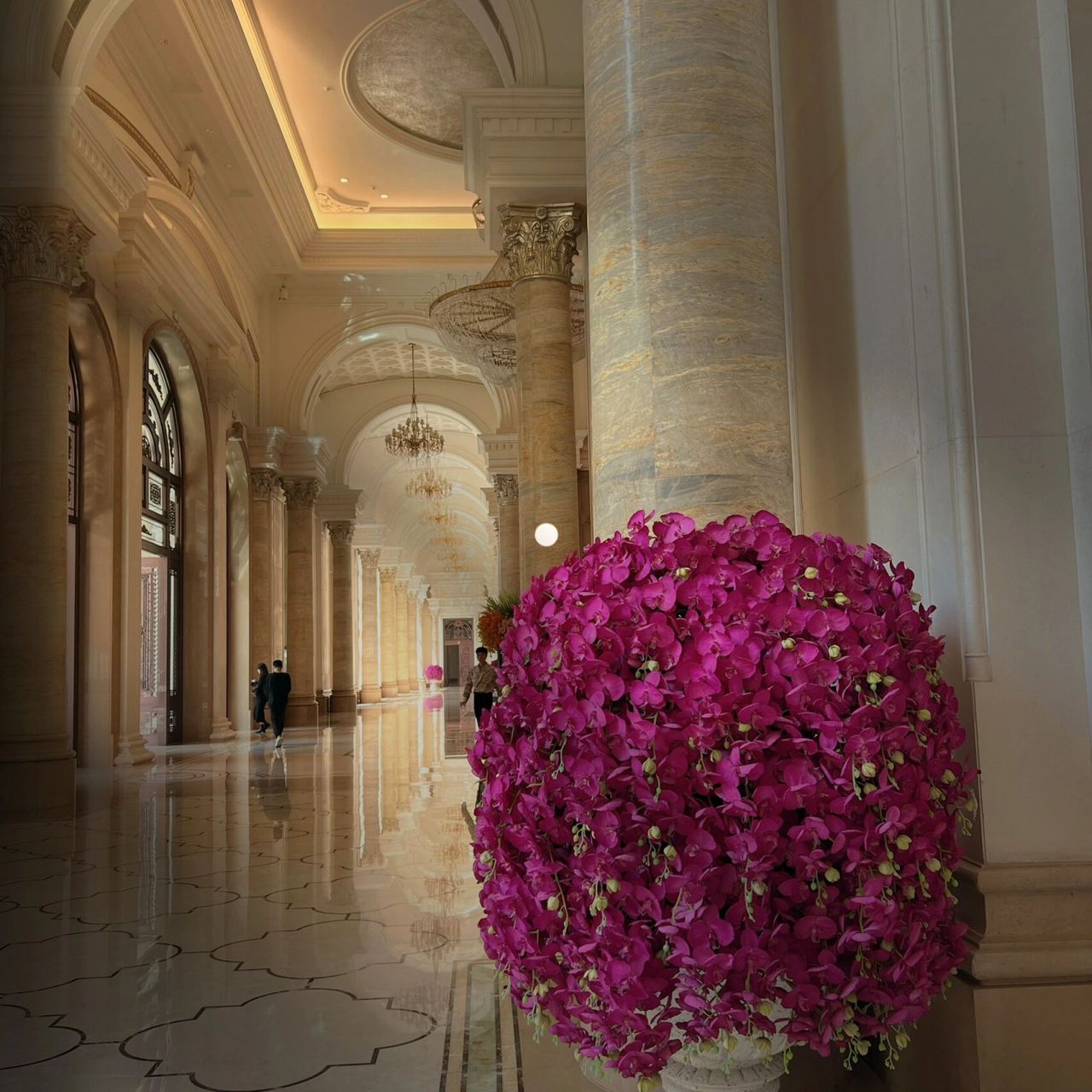 这次g1大型综合漫展就开在贵阳白宫,布置两层楼,花费60万打造!