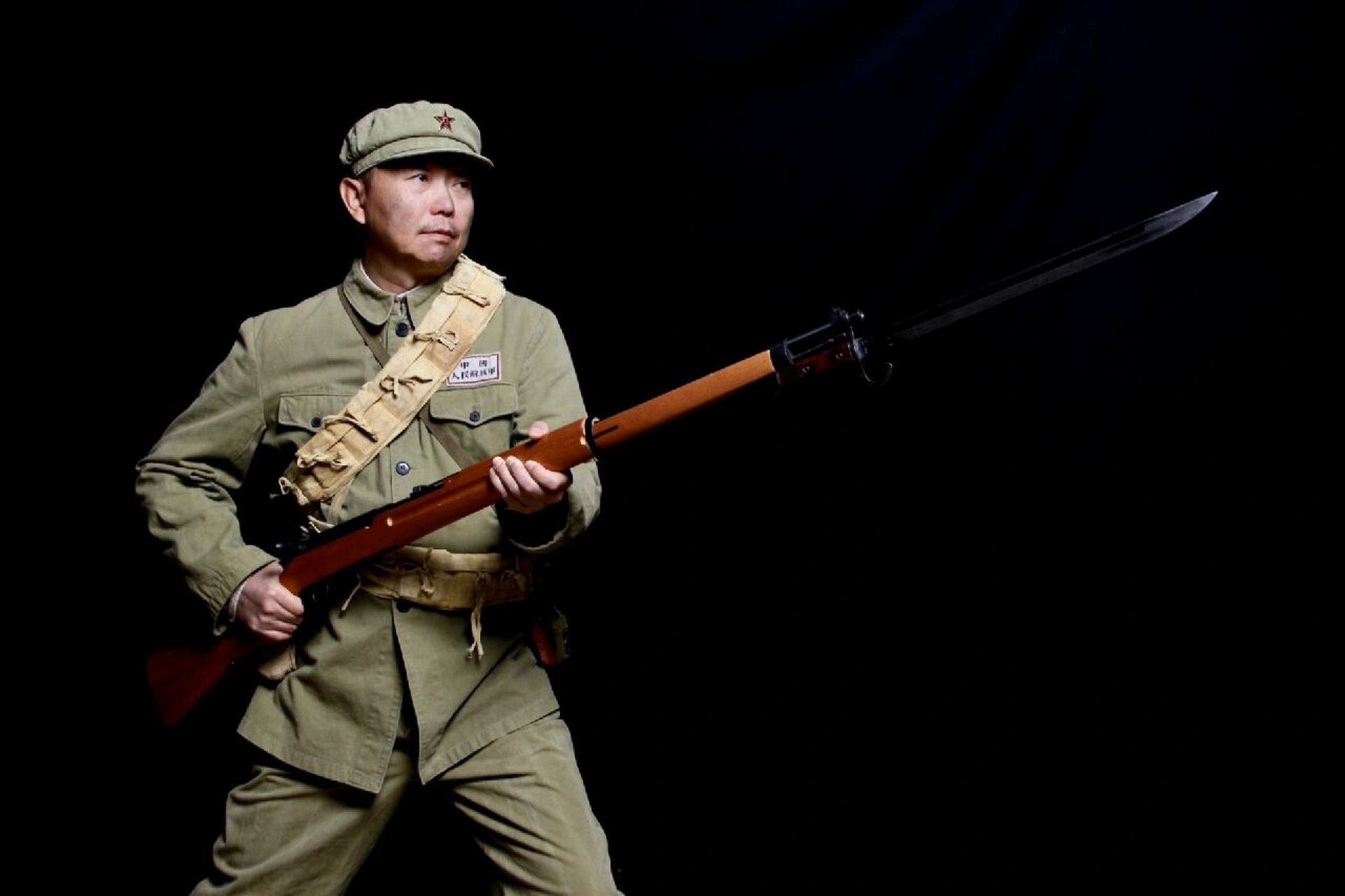 1950年的中国军人 这套造型为解放军1950式军服的军官造型,为了效果