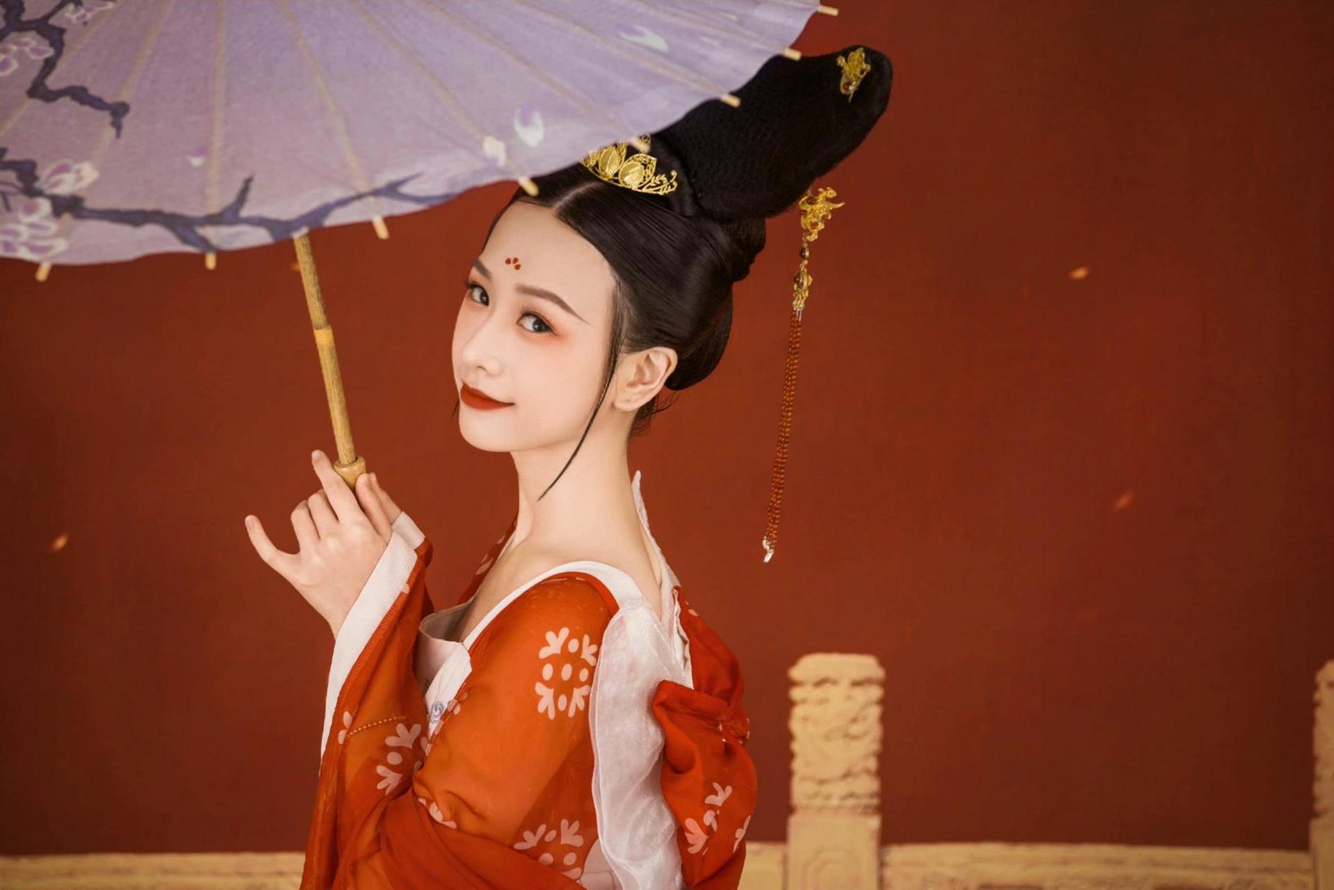 朋友圈8715古装照文案分享 1,你携月色缓缓而来,而雪恰好温柔弥漫