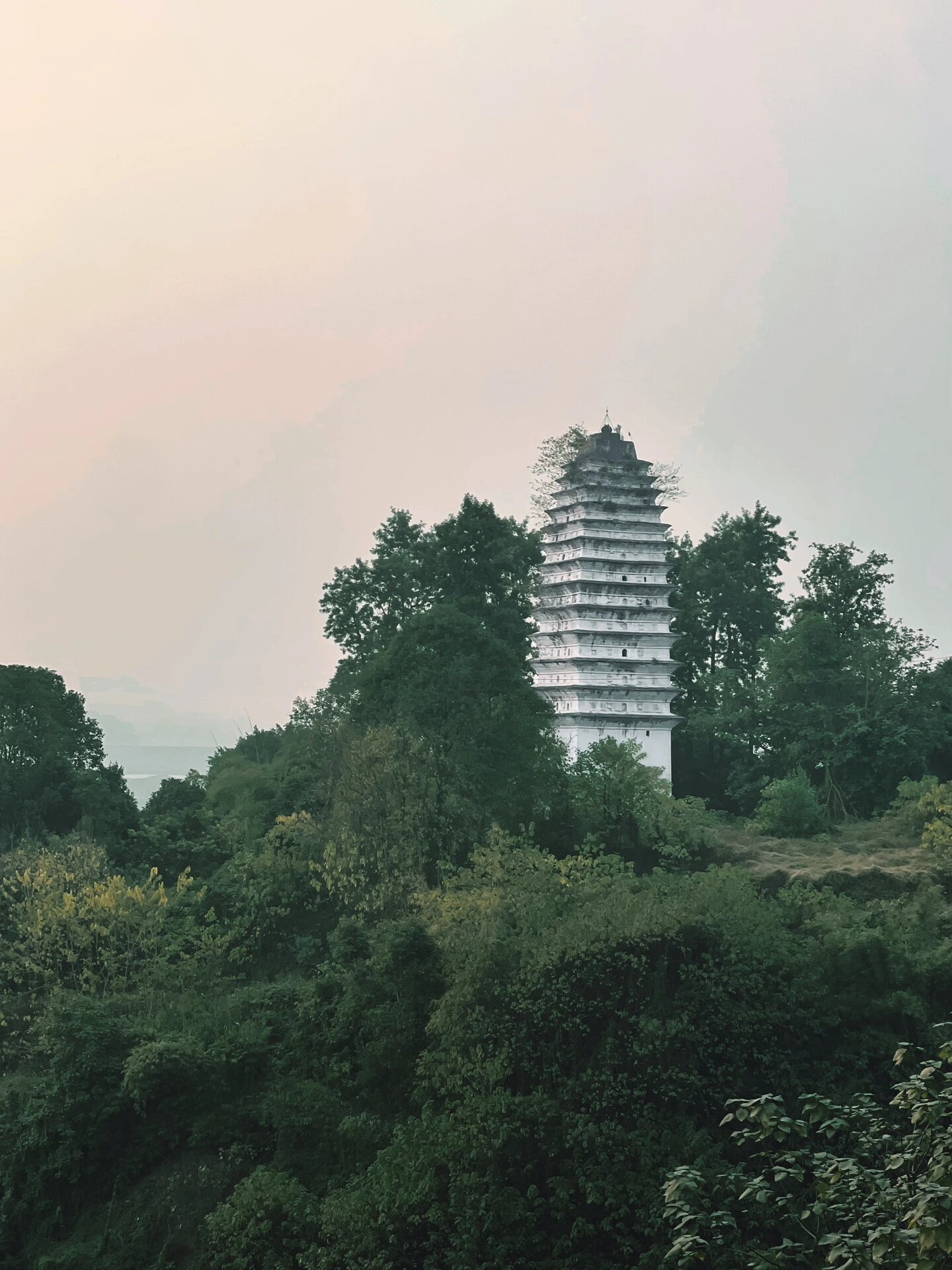 国⑦ 白塔始建于明隆庆三年,清同治三年重修,国⑦ 黑塔始建于明嘉靖