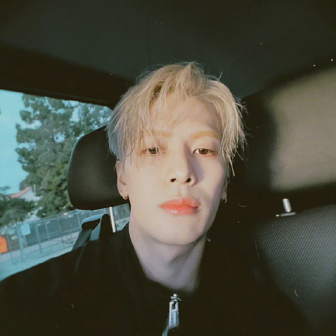 王嘉尔十七宫格生活碎片##王嘉尔银发车内怼脸拍#王嘉尔这自拍真的很