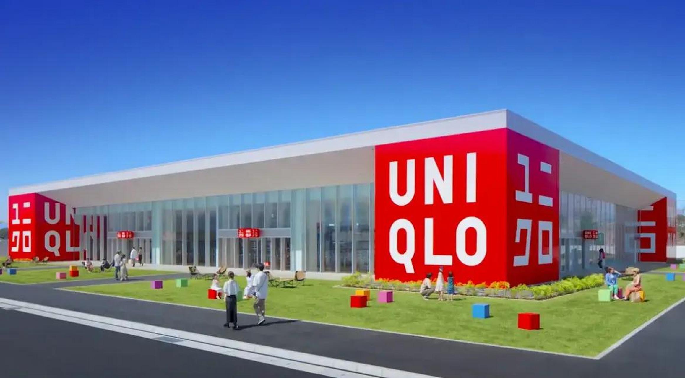 优衣库在日本的一家门店,logo竟然高达7米,果然是诞生巨型生物奥特曼