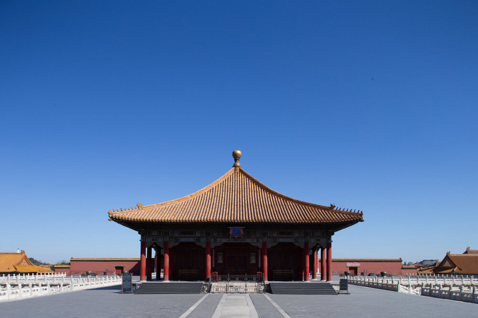 紫禁城建筑|第三集-中和殿 中和殿,故宫外朝三大殿之一,位于紫禁城