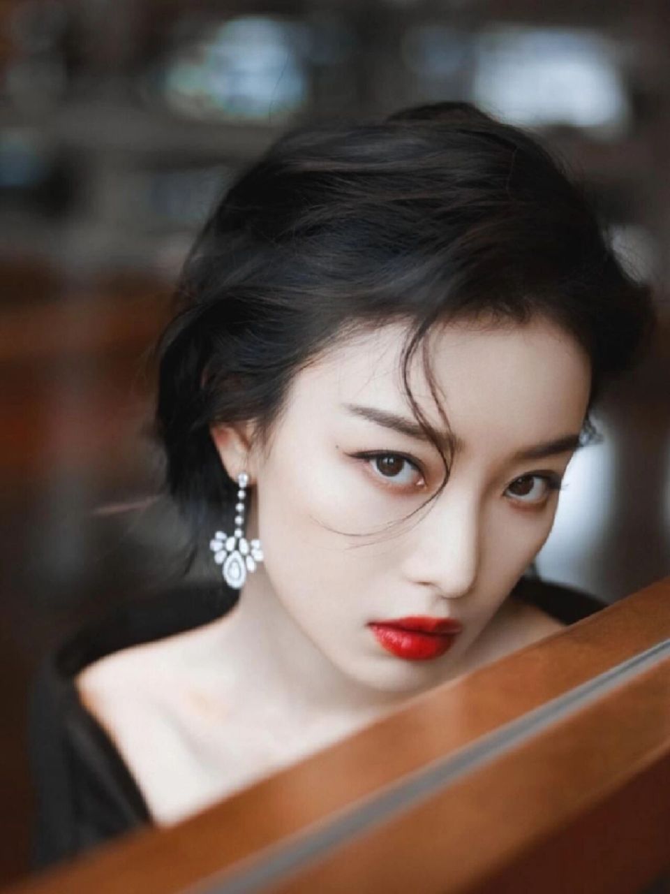 黑发红唇的倪妮真的是风情万种99