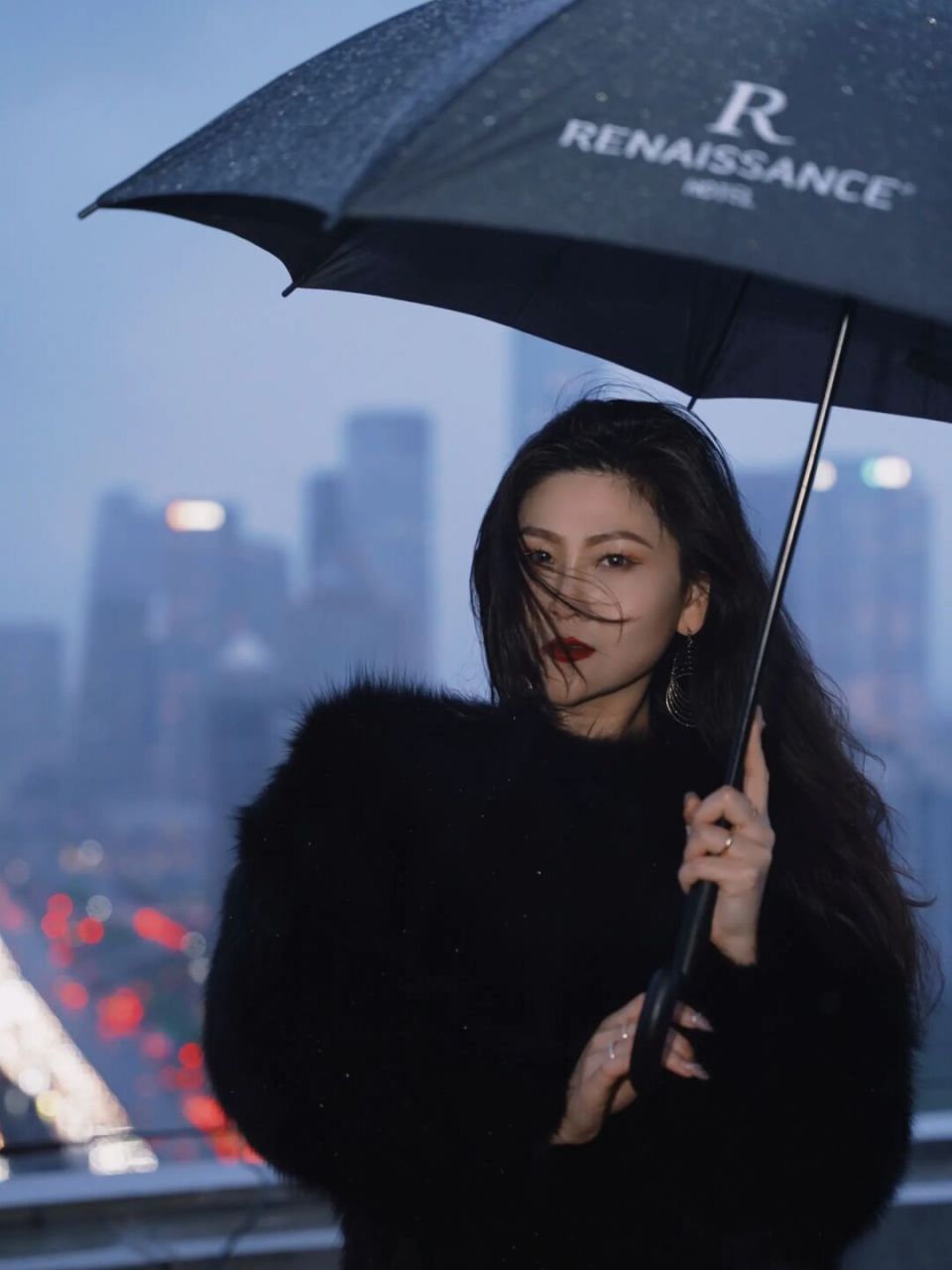 在富力万丽酒店27层的露台 远处是东三环的美景 雨中的车水马龙很