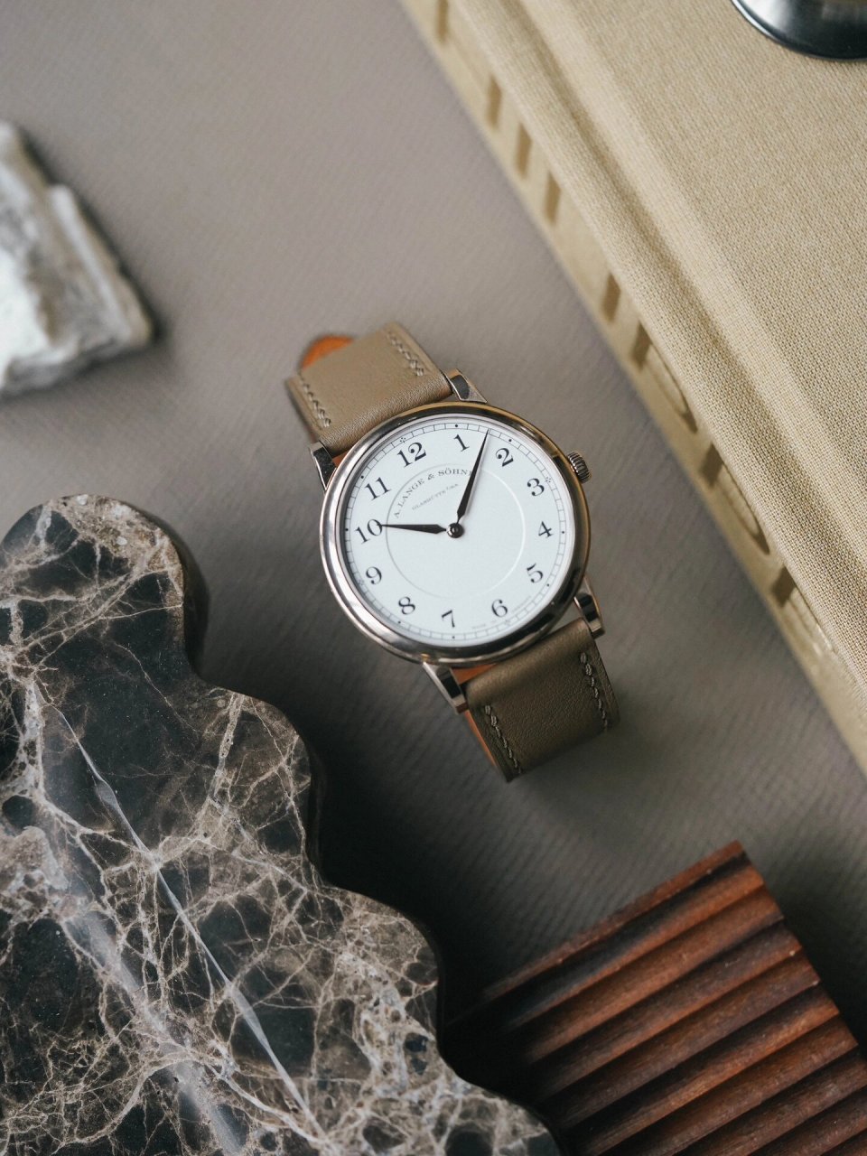 蜂蜜金是朗格于2010年首次应用的独特合金材质,是由朗格一手研酚腚