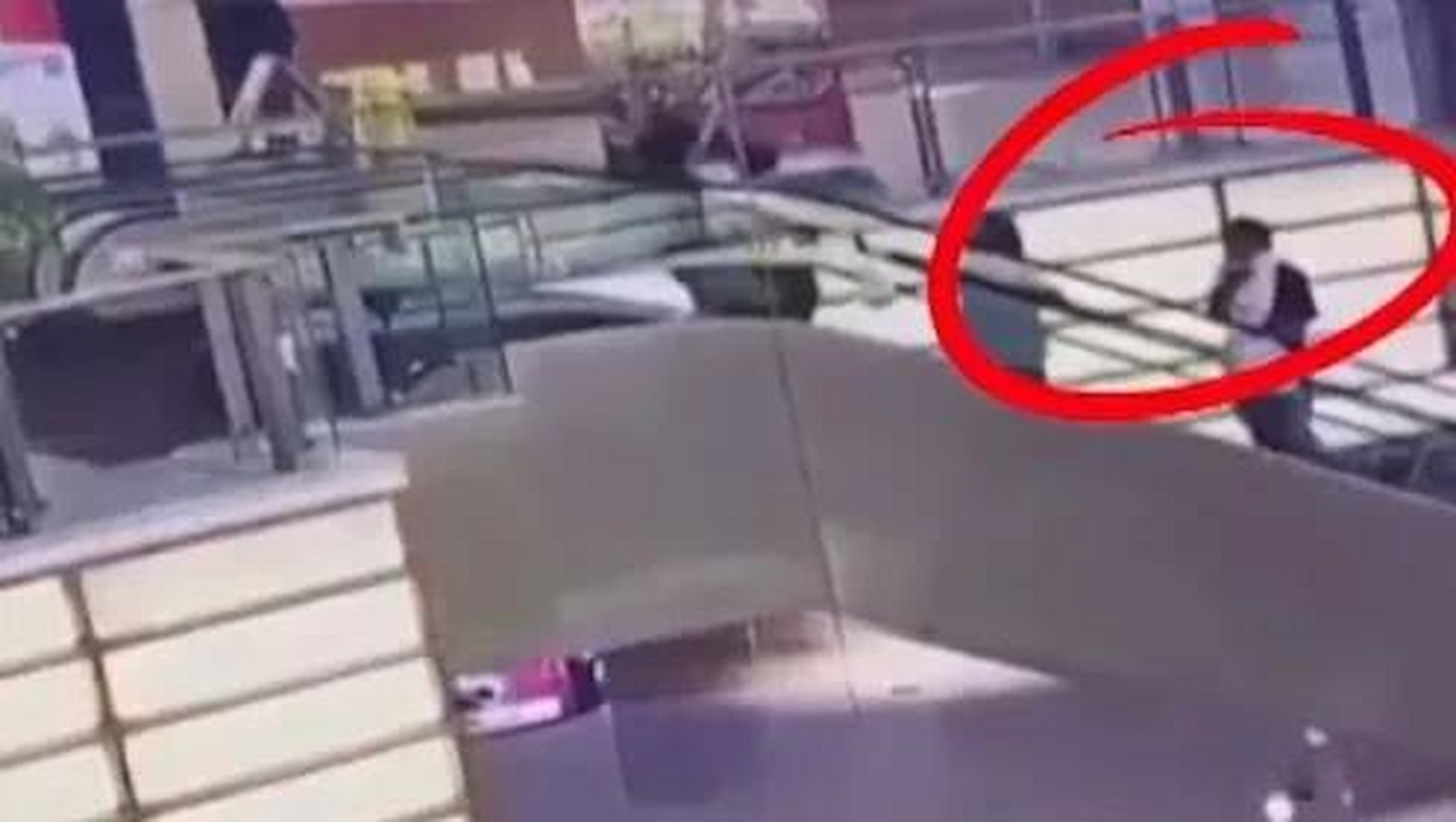 男子在合肥一购物中心坠楼身亡看样子是轻生,一个大男人怎么可能从