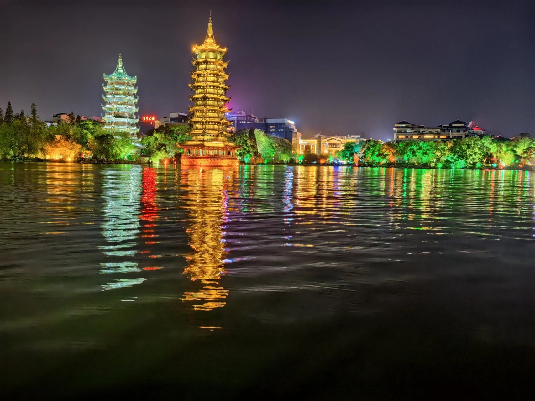 夜游象鼻山… 感觉象鼻山和日月双塔还是夜晚看好看,打个卡就好了