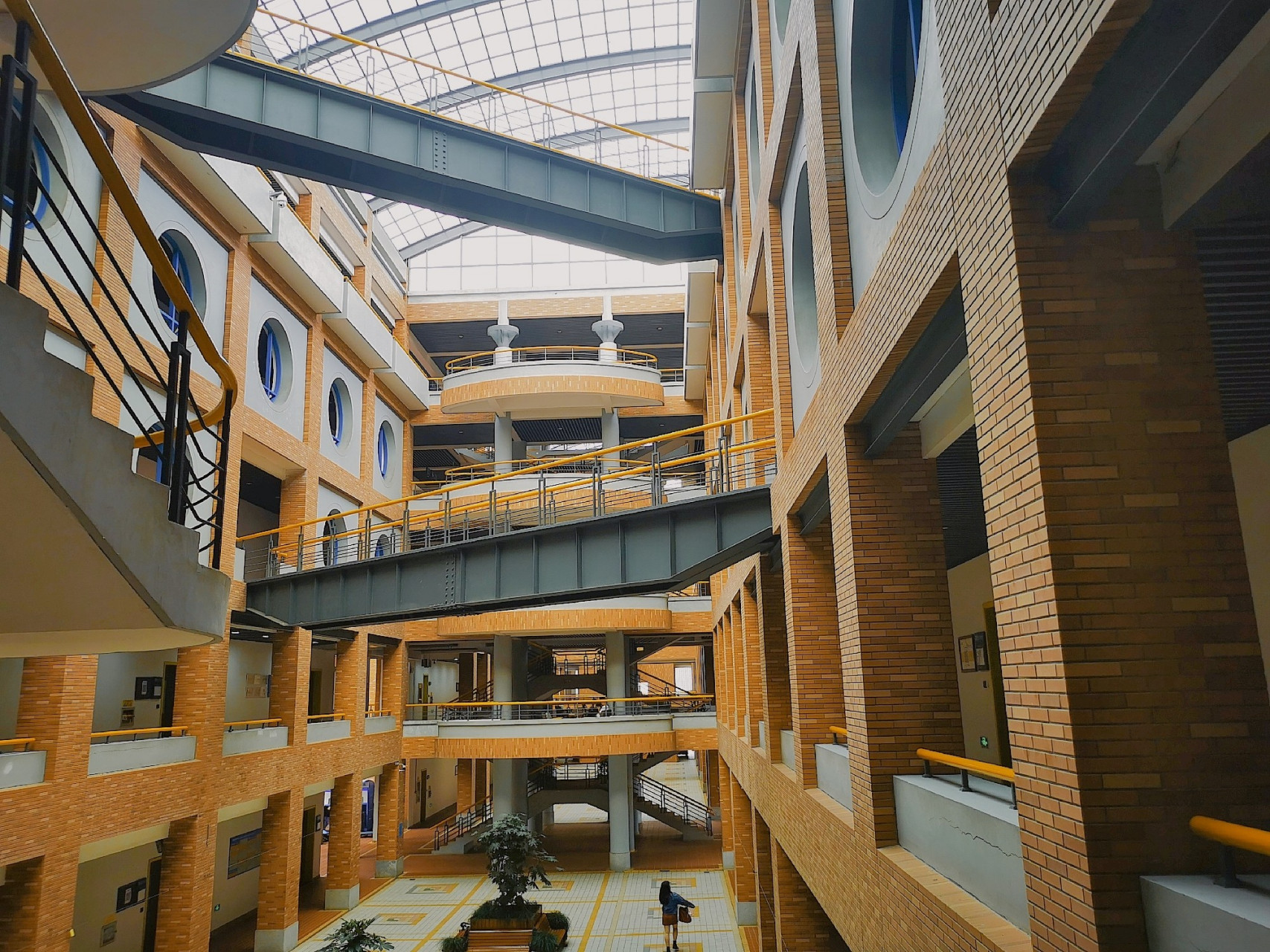 浙江万里学院 兜兜转转 专升本到了浙江万里学院 说万里学院是宁波