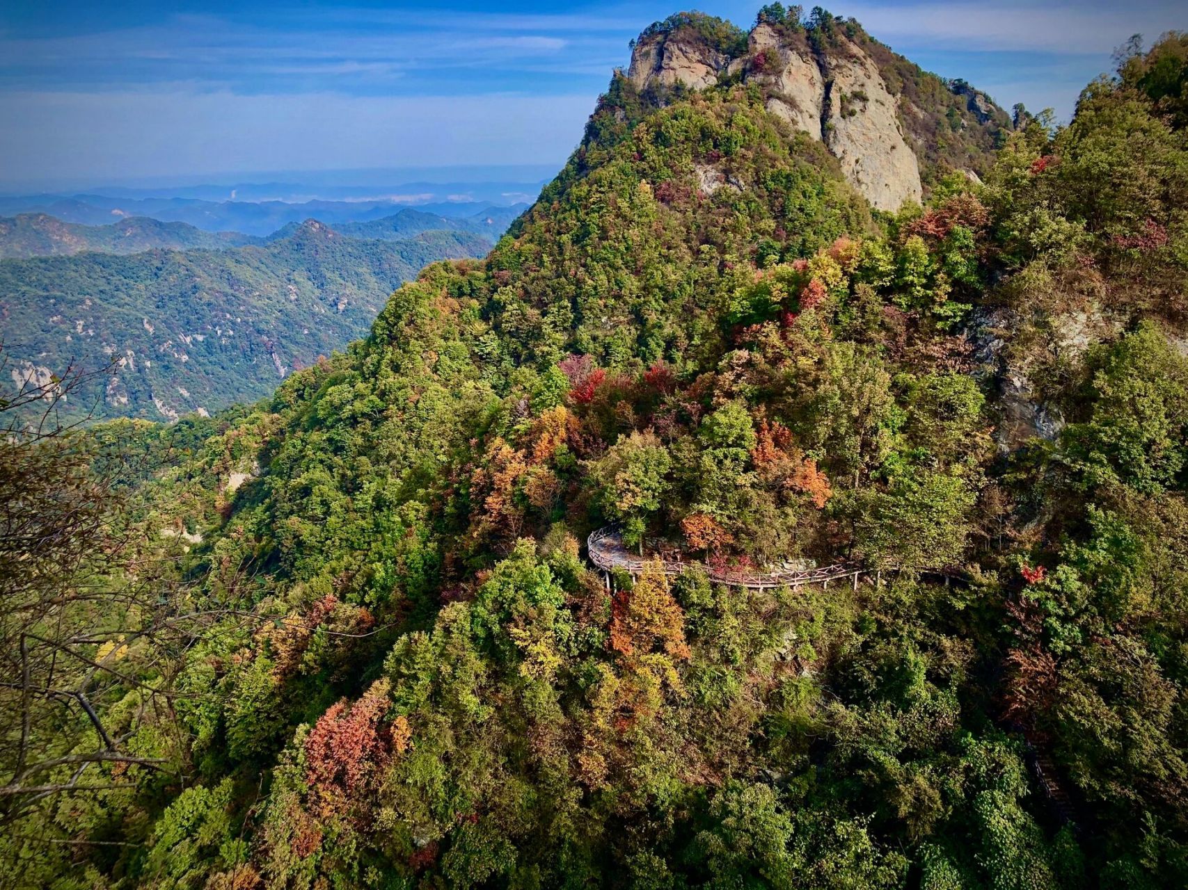 给大伙介绍一个小众的景区——十堰大明峰 几年前我有幸参加了一个新