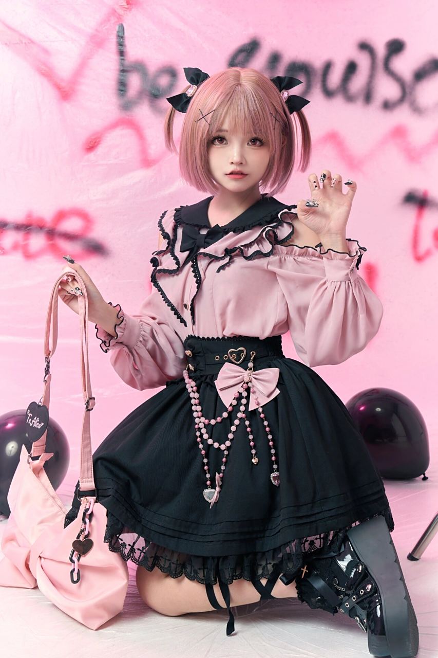 地雷系穿搭轻松get 经典的黑粉配色,衣领采用的荷叶边加露肩设计,下裙