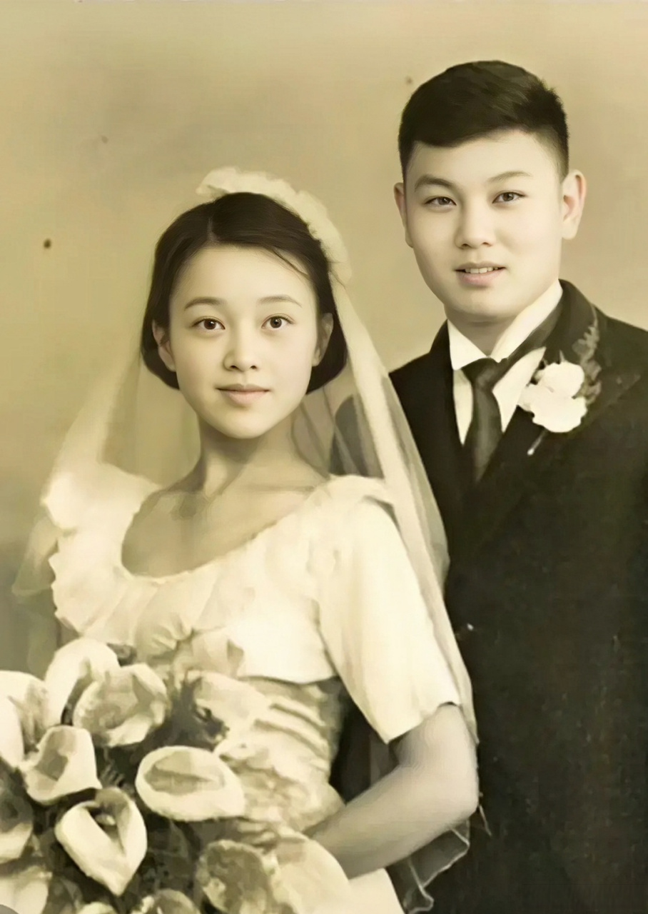 陈冲父母亲年轻时的结婚照,母亲颜值惊艳,比陈冲漂亮多了.