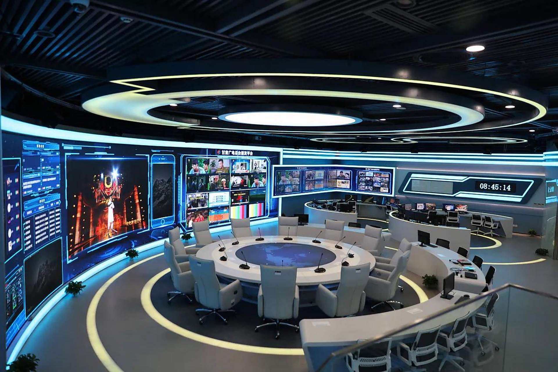 我们随便一个指挥中心都能完爆他,气场全开,科技感满满.