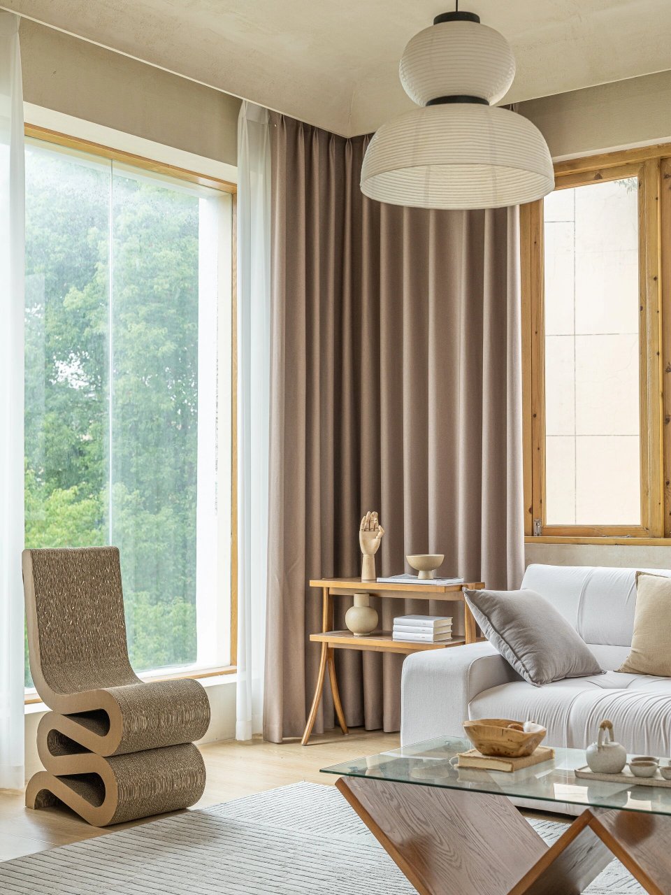直接炸裂,这个咖色窗帘也太好看了吧～ 深咖色窗帘与原木色家具搭配也