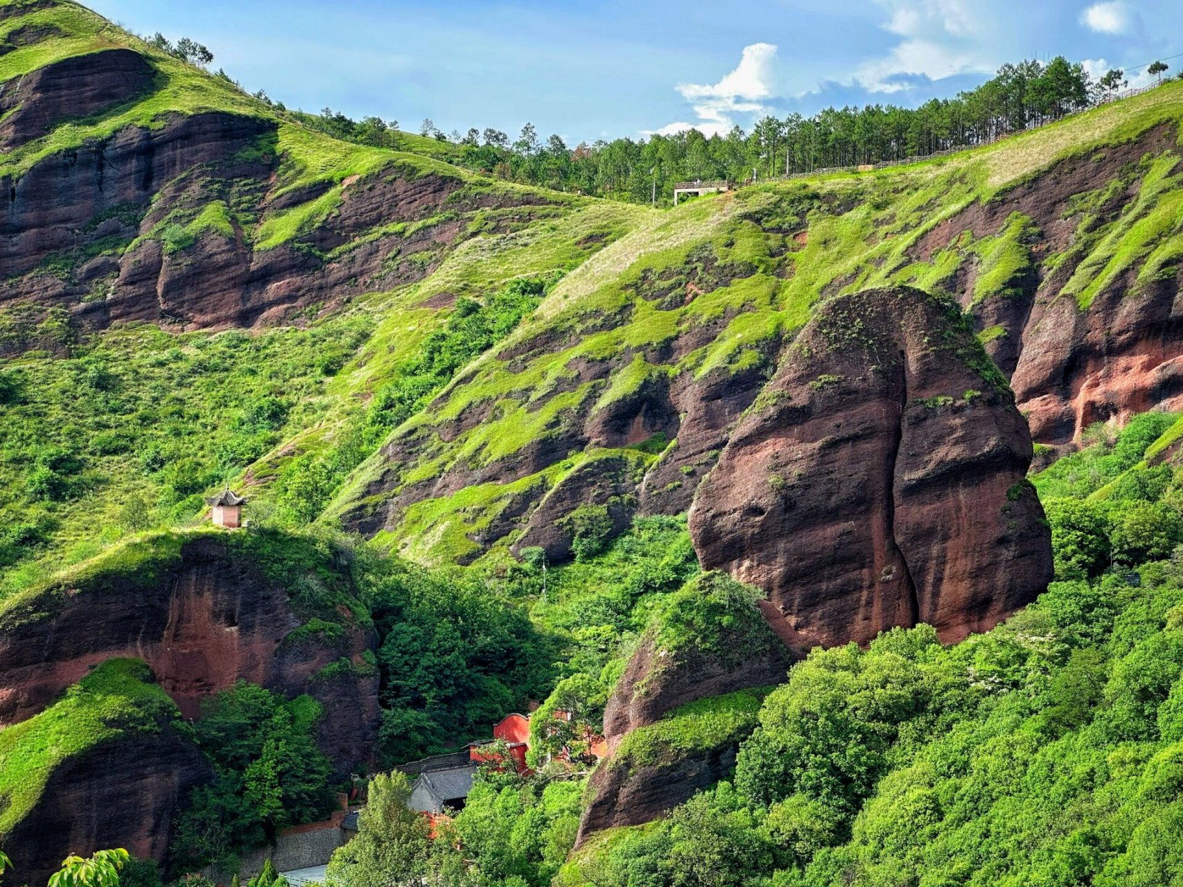 盐源公母山 菩提本无树,明镜亦非台 所思即所见,所见即所思 所以看到