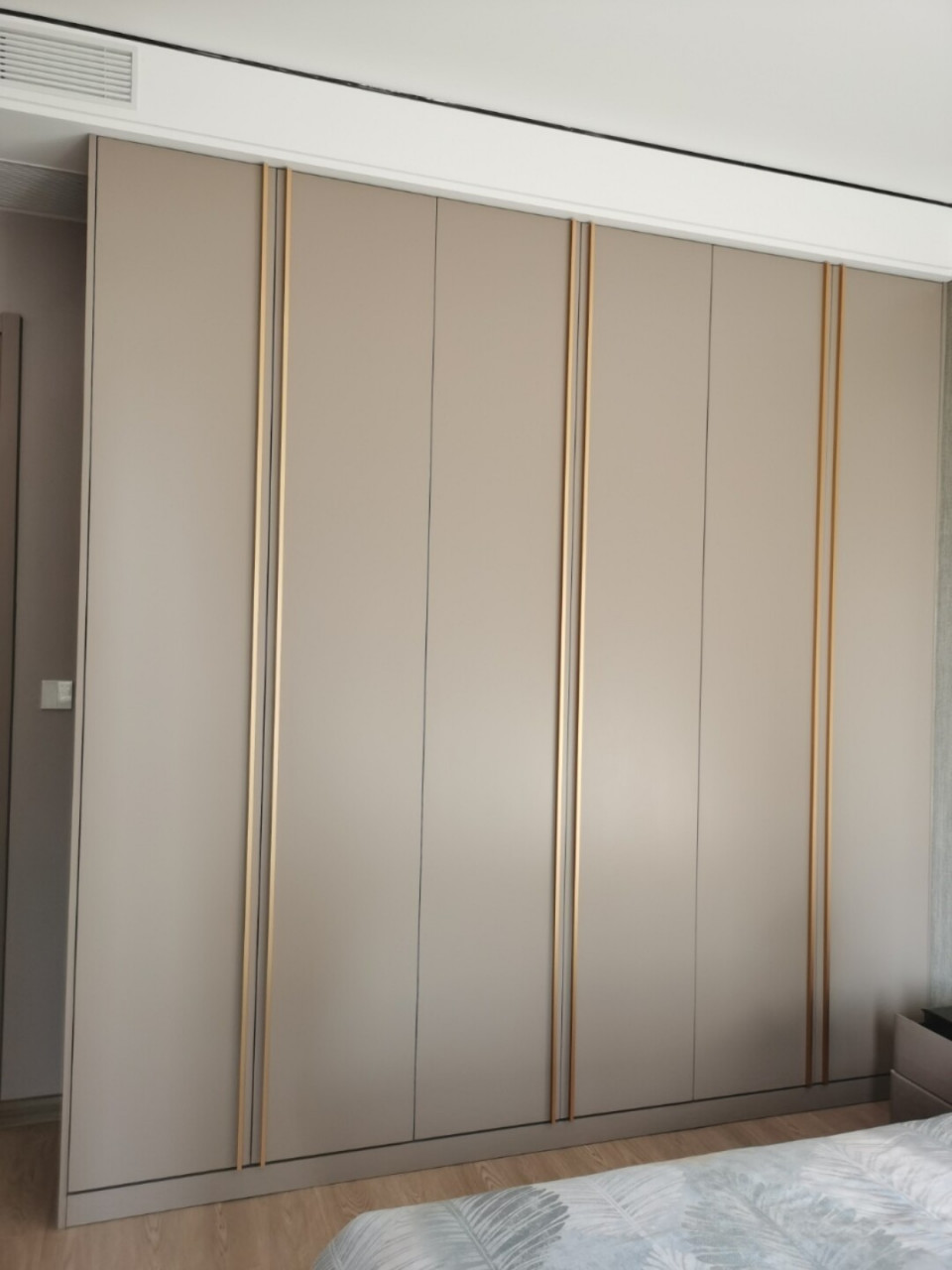 极简通顶衣柜,2米8超高不变形. 今天给大家分享一下这组案例.