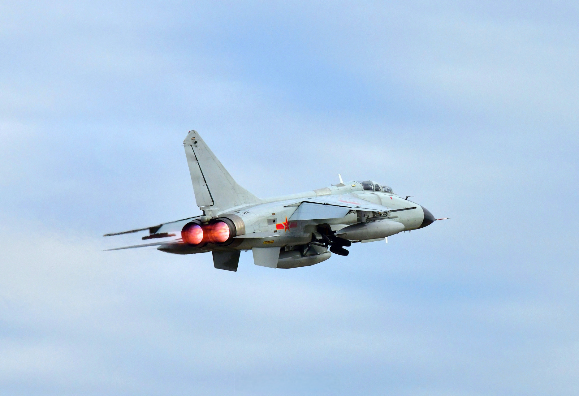 看#南部战区空军飞豹战机驰骋长空#】近日,南部战区空军航空兵某旅