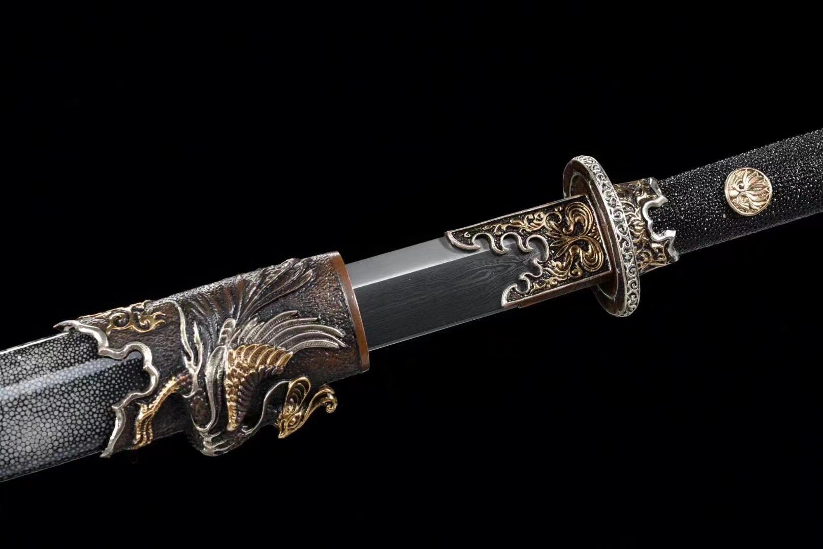 龙雀唐刀 鞘材:珍珠鱼皮 装具:鎏金鎏银 刃材:三枚合手工研磨