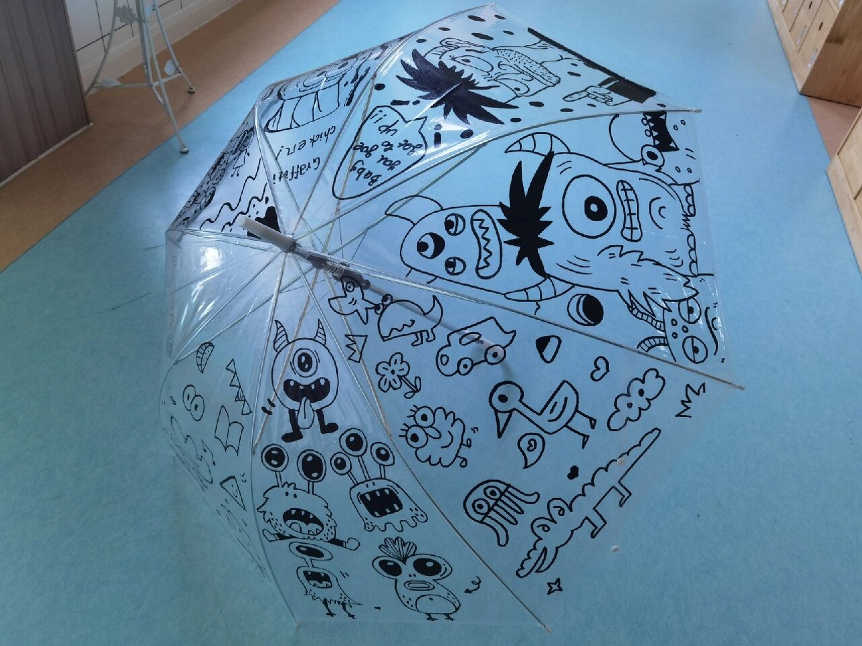 简笔画diy手绘透明雨伞 可爱卡通人物雨伞 透明的雨伞是朋友送的 觉得