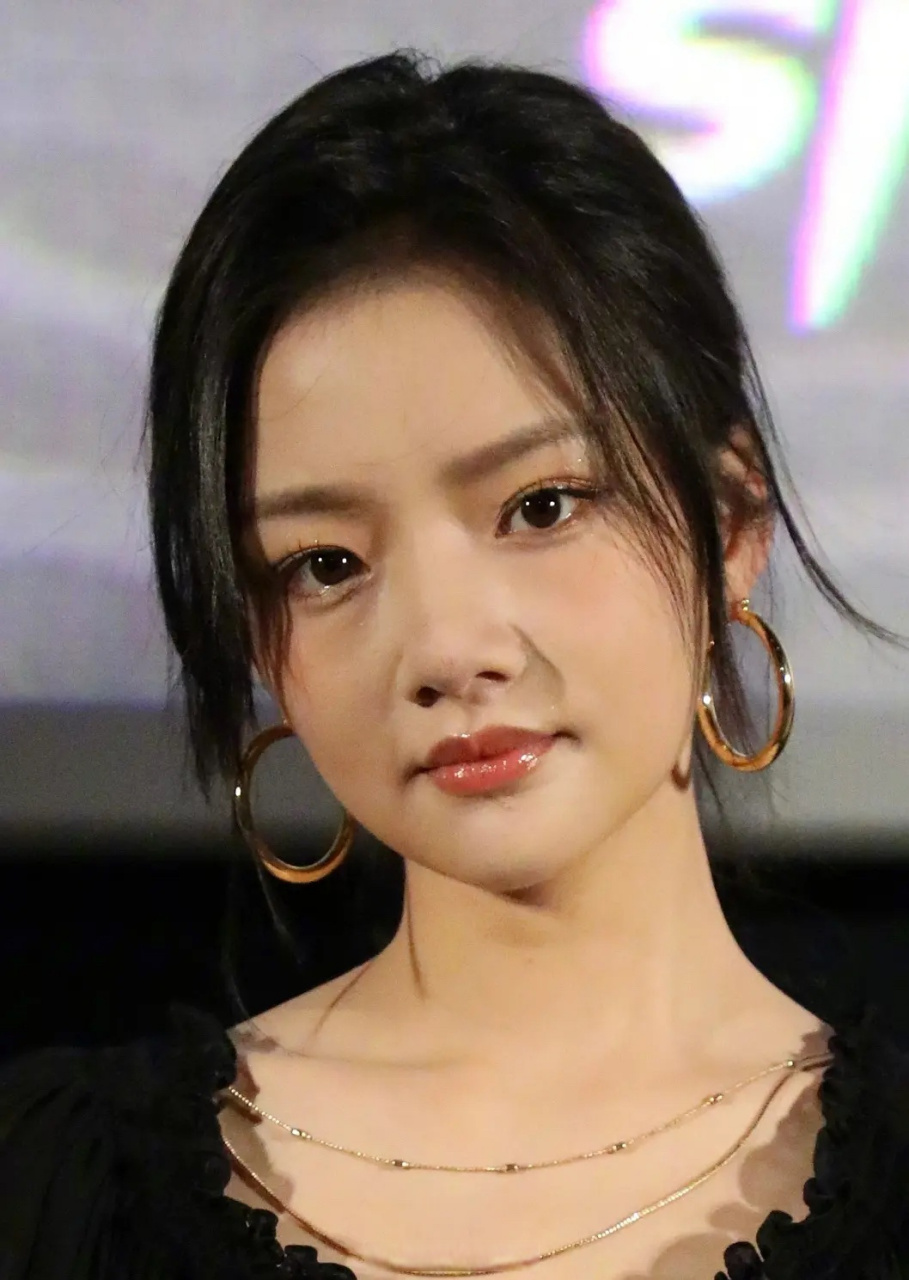 任敏的活动照片,看上去好疲惫,是没休息好吗?美女要多多休息呀
