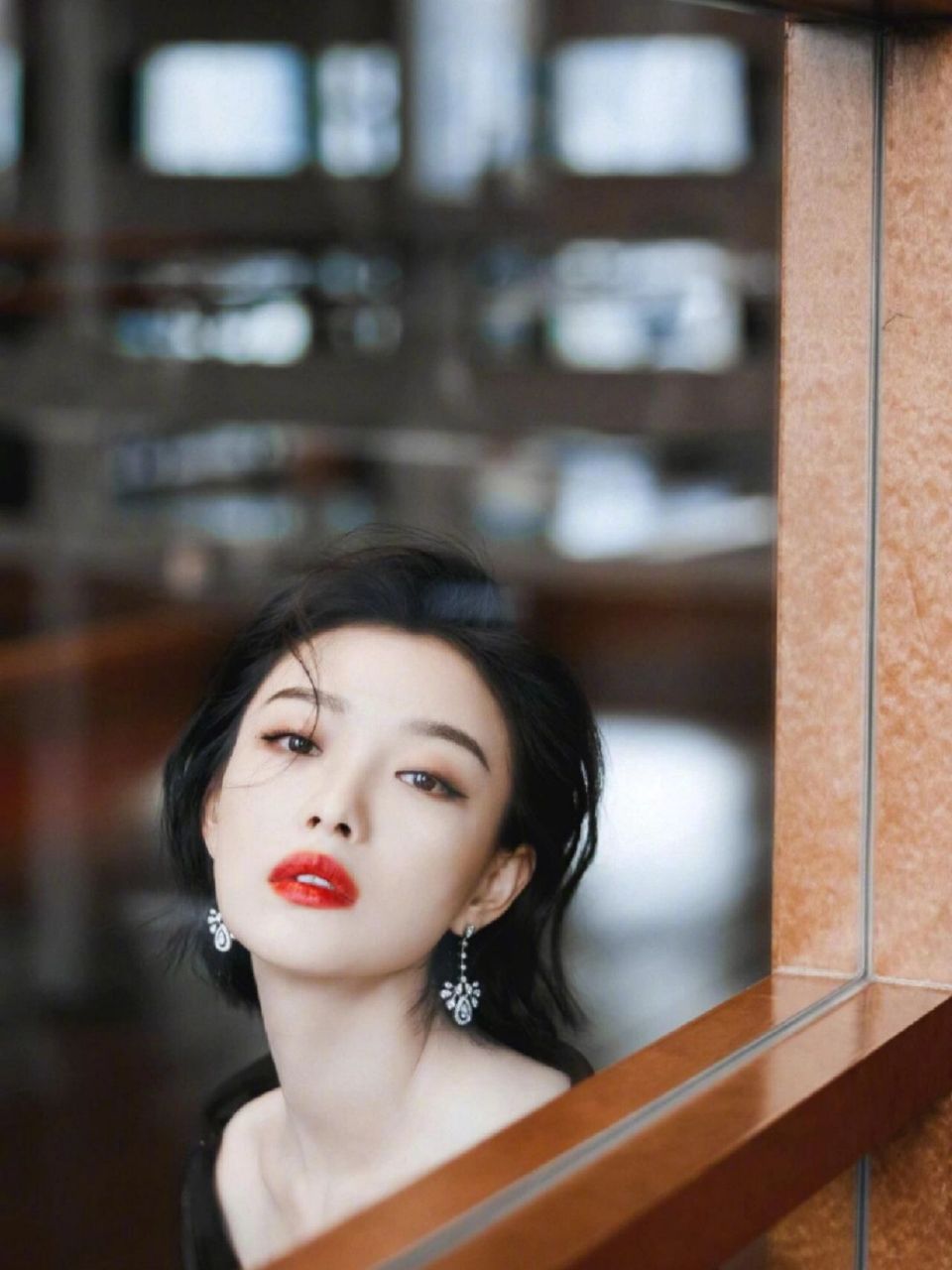 黑发红唇的倪妮真的是风情万种99