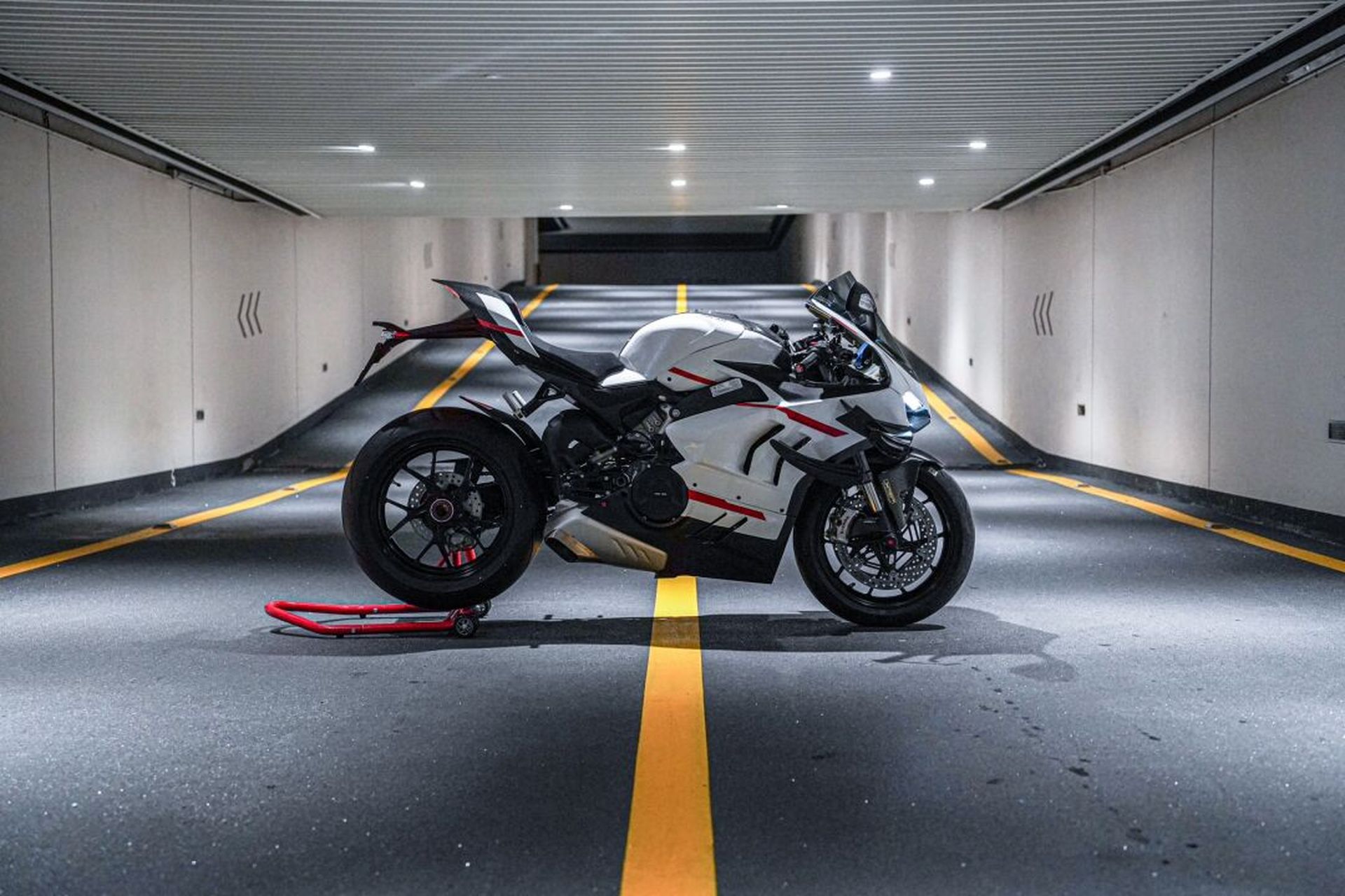 杜卡迪v4(2023款)完美移植超轻套装      两个月前接到客户定制白色超