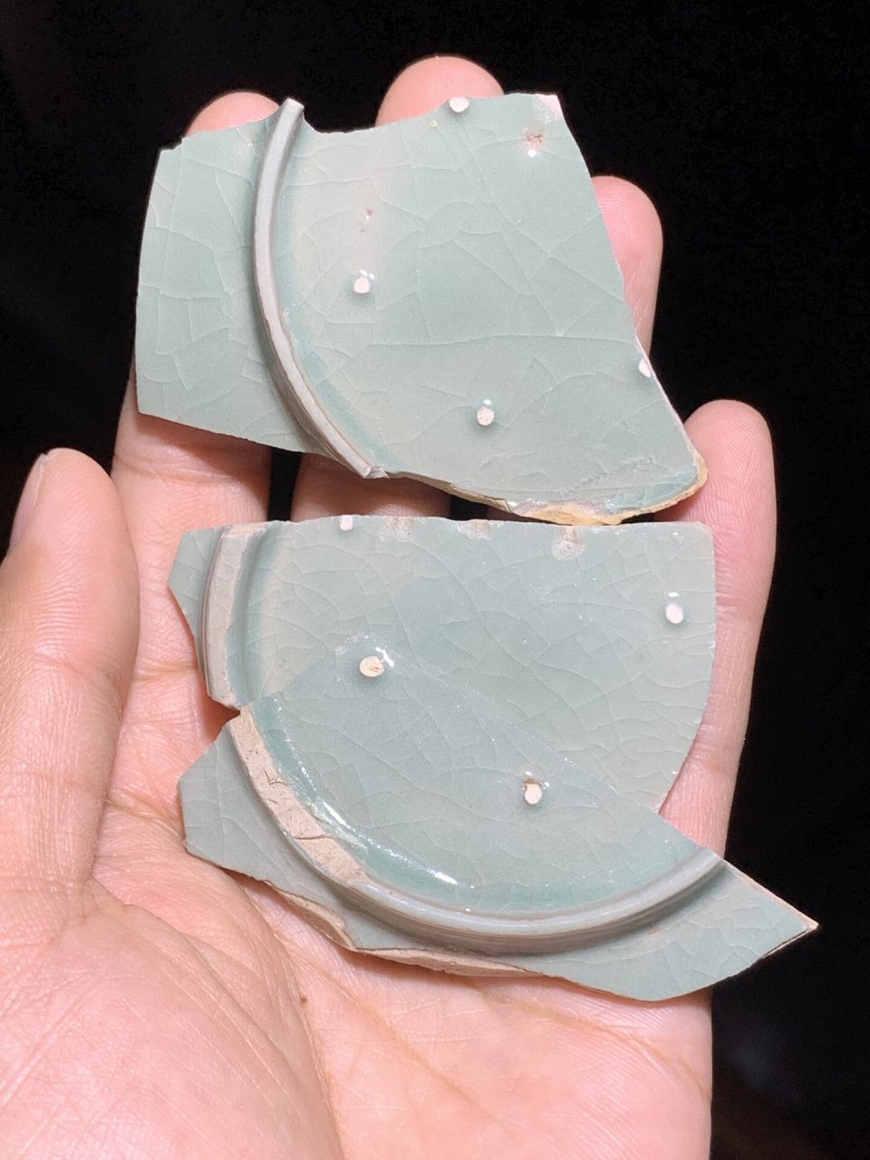 北宋汝窑张公巷支钉片,瓷片残器 张公巷都是典型的圆形支钉,满釉支烧