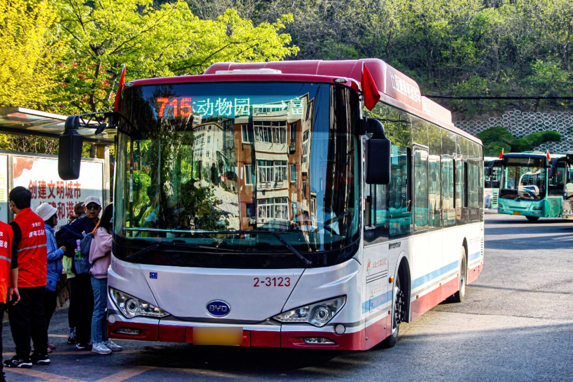 大连公交715路惊现比亚迪代运