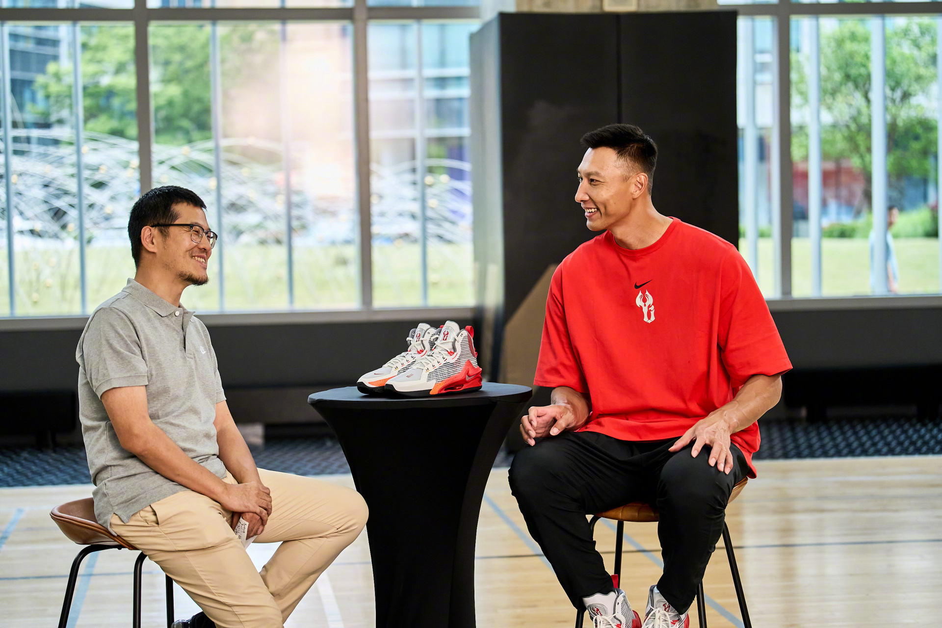 占地15000平,楼高9层,里面所有的细节记录着易建联职业生涯的刻度.