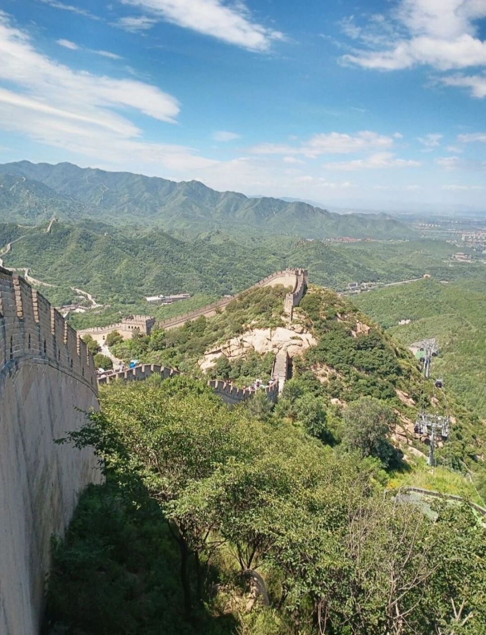 八达岭长城号称天下九塞之一,风光集巍峨险峻,秀丽苍翠于一体,是明