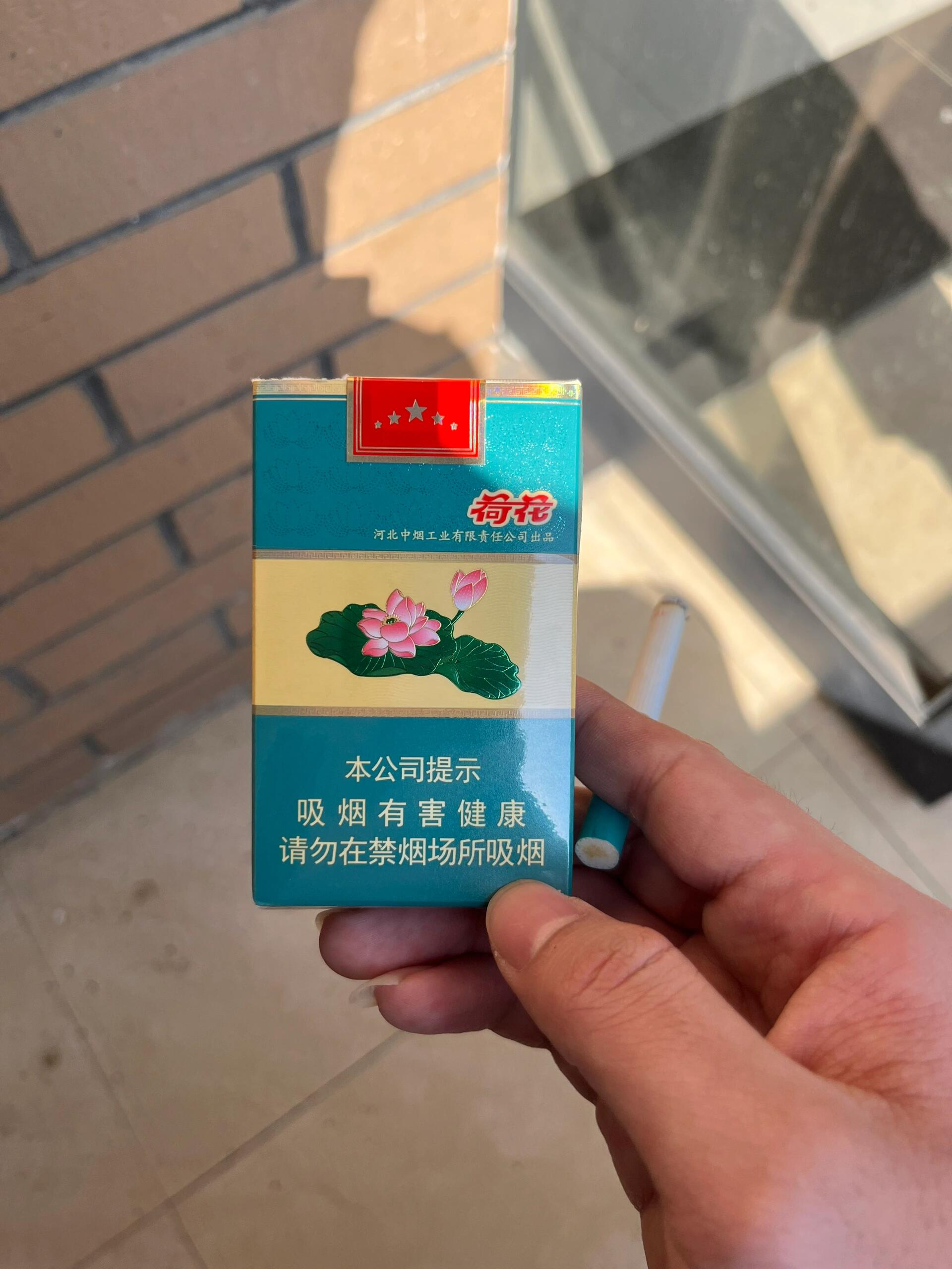 白盒荷花香烟图片