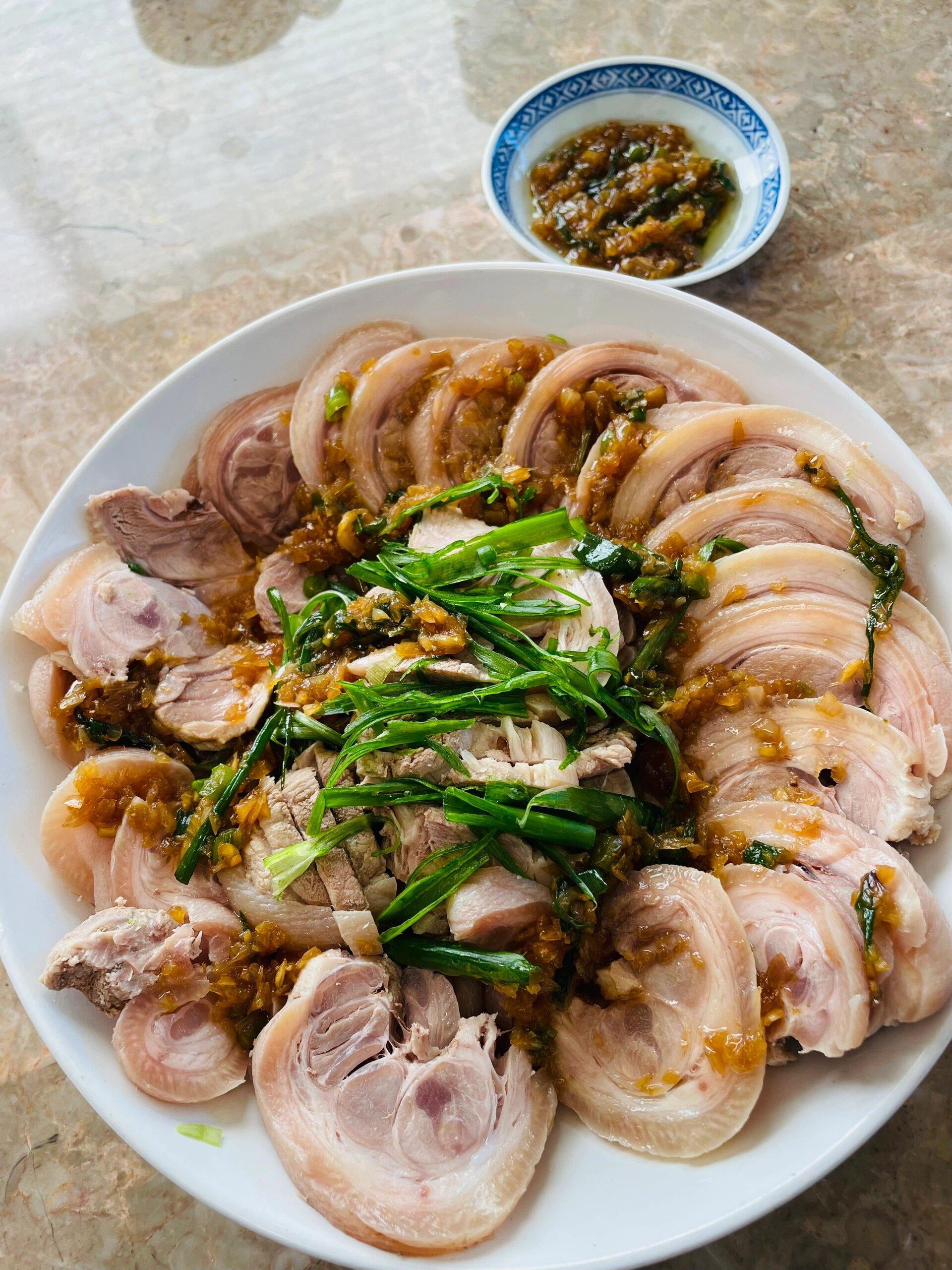 夏天饭桌上必备的一道菜—白云猪手 做法: 11566猪蹄买回来剃骨