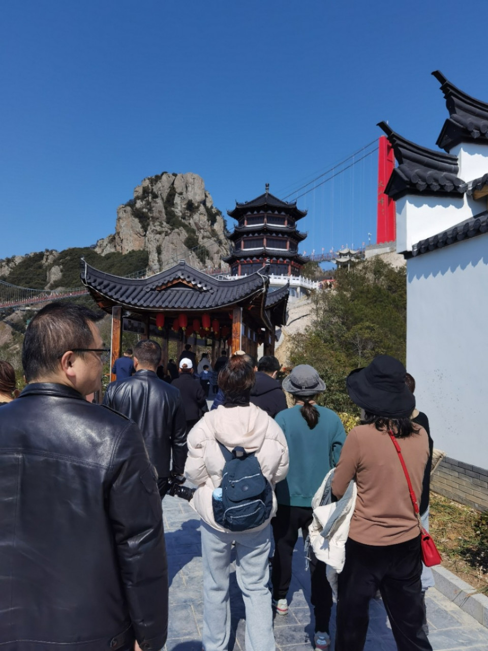 靈巖火山峰位於象山縣中坭村,景區入口附近有停車場,開車過去還屎很